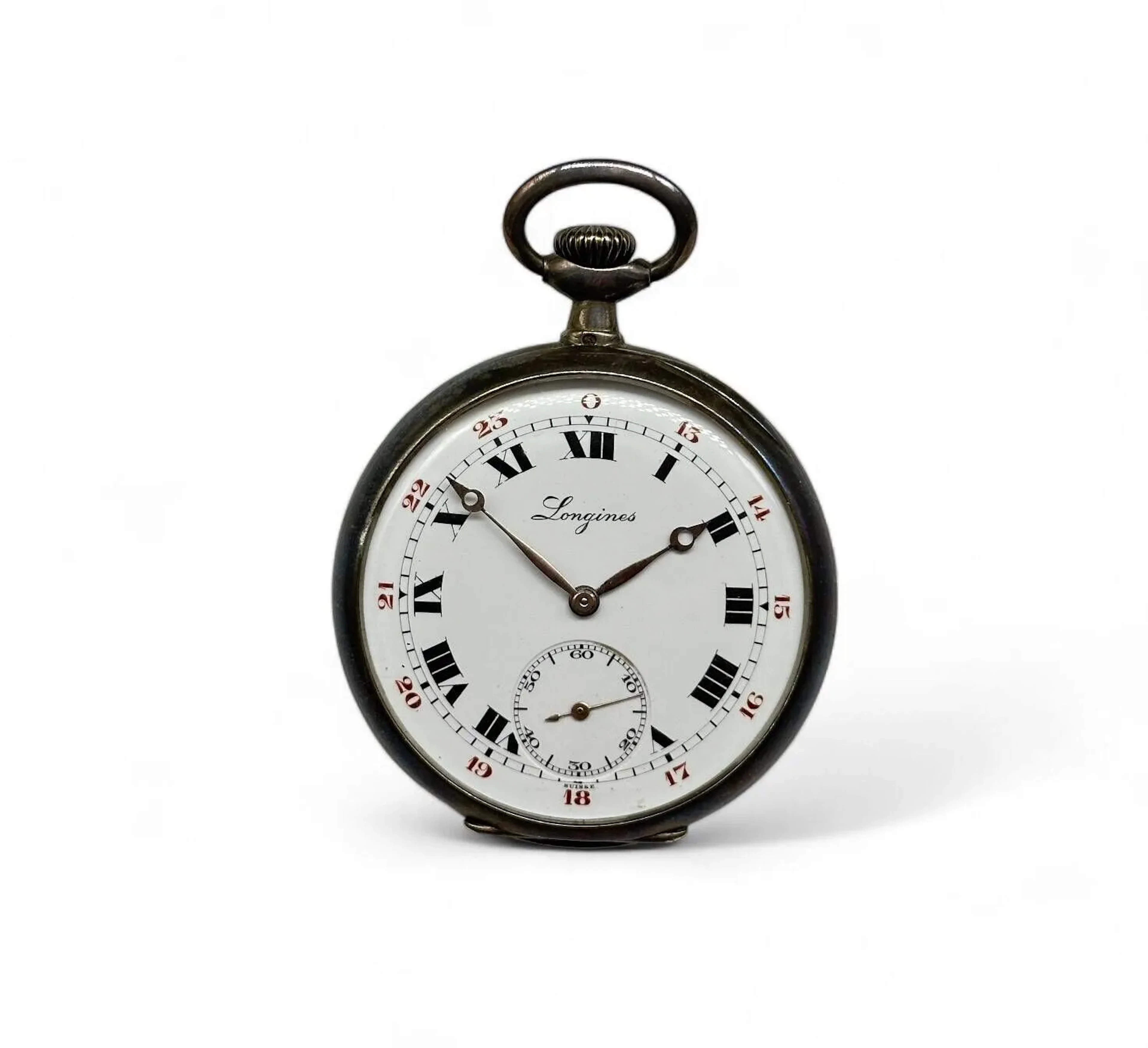 LONGINES Montre à gousset en argent (800) Cadran émaillé blanc marqué Longines, aux chiffres romains pour les heures, arabes en rouge pour les minute et chemin de fer, trotteuse au 6 Numéroté 3243068 Dos du boitier au logo ailé de la marque à l'intérieur, cache-poussière marqué Longines Diam. : 45 mm Poids brut : 64,9 grammes