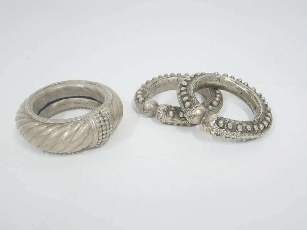 Set of three ankle bracelets, including one pair, India, 20t - Lot 139