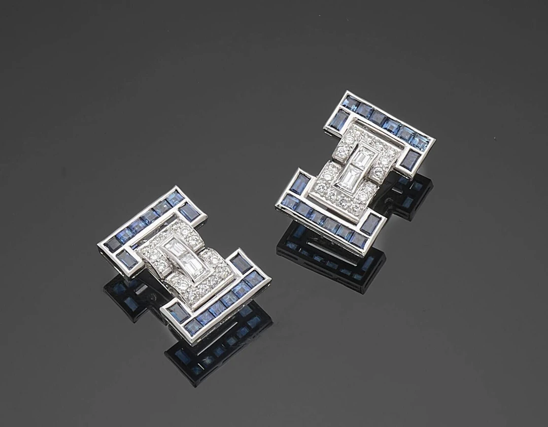 Pair of ear clips in 18K (750) white gold, each centered wit - Lot 329