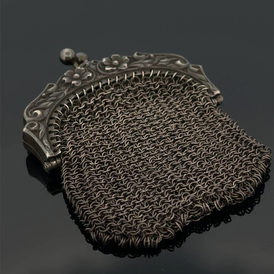 Silver purse (800) with floral decoration. - Lot 390