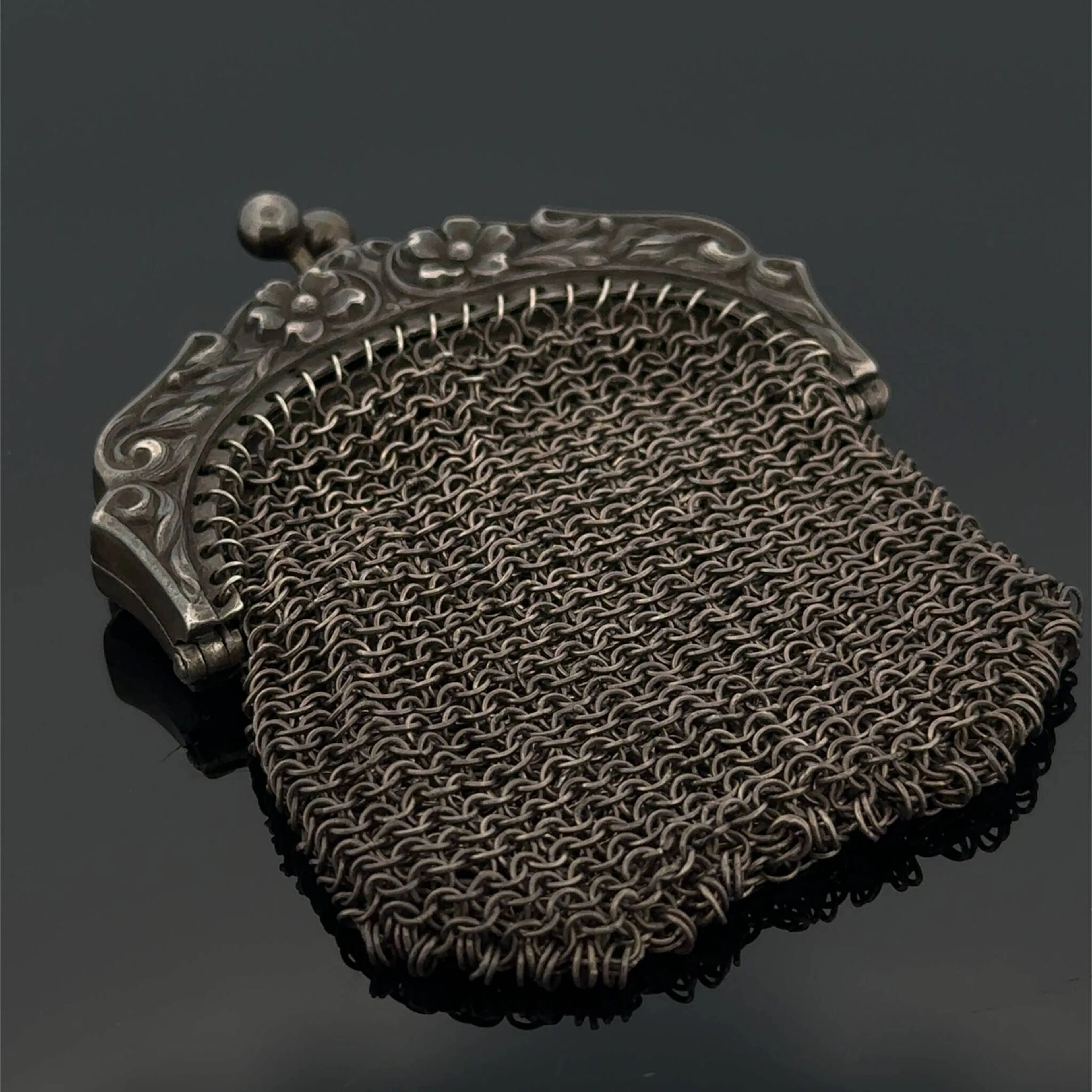 Silver purse (800) with floral decoration. - Lot 390