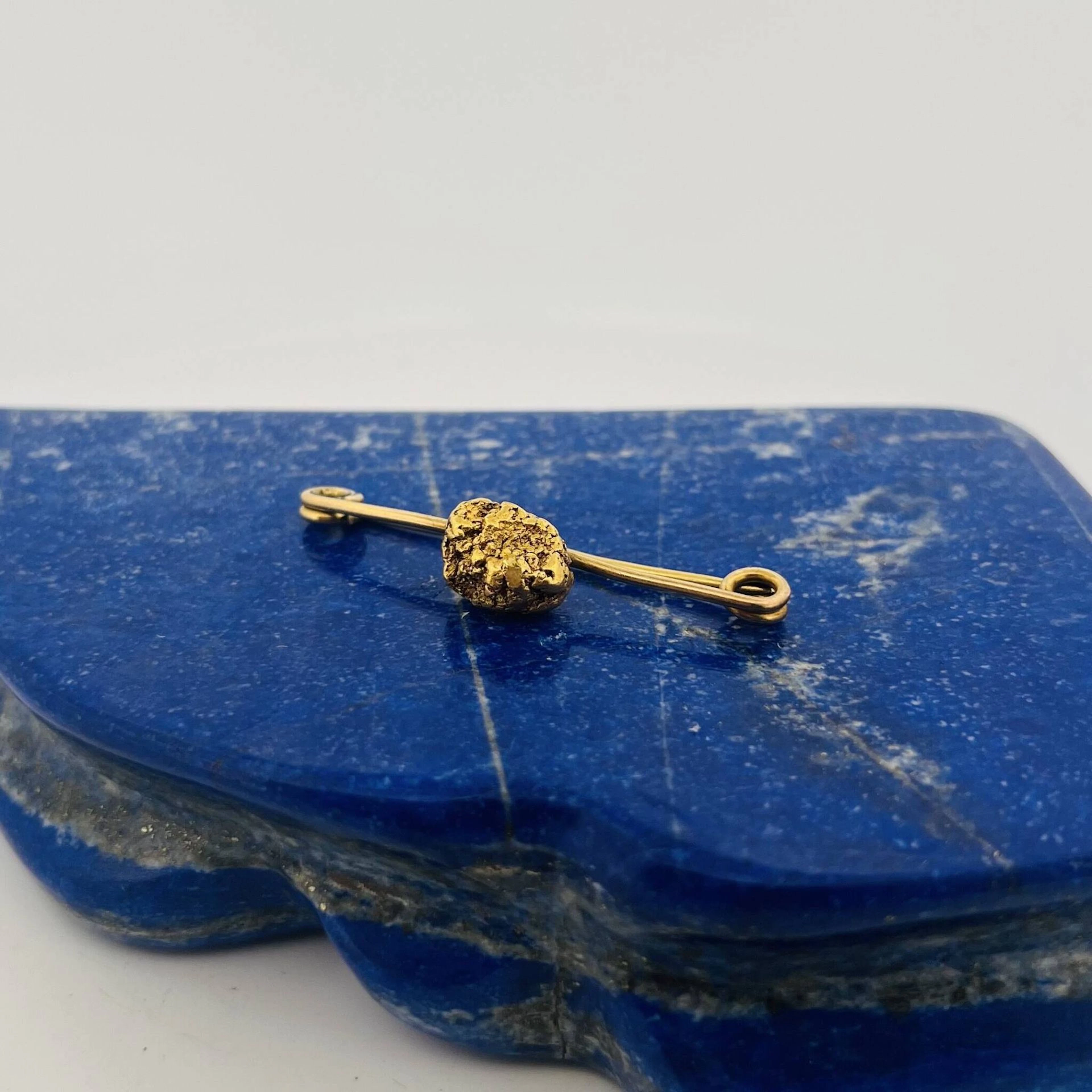 Yellow gold (750) safety pin adorned with a nugget of native - Lot 238