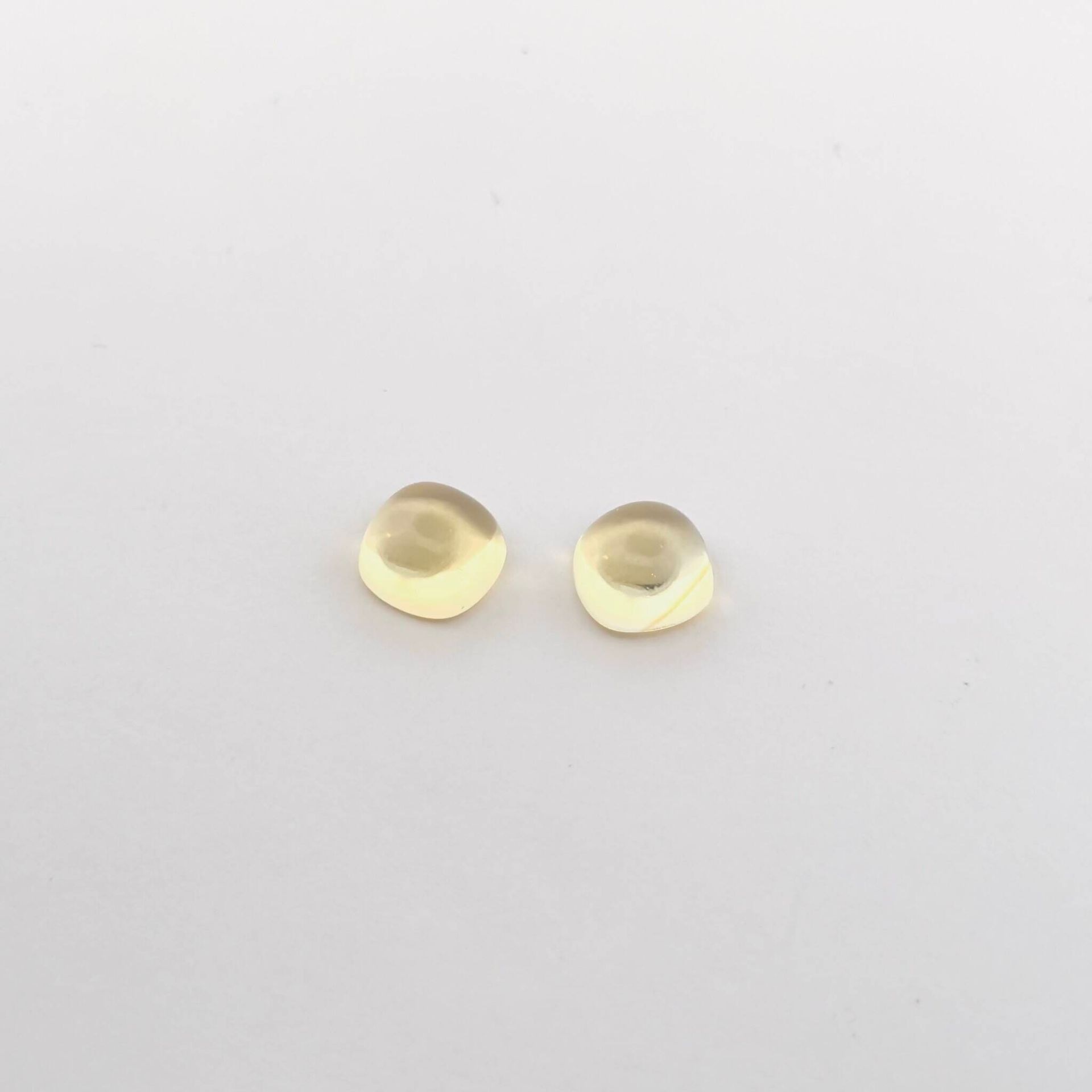 Pairing of two citrine cabochons on paper. Brazil. Dim.: 8 m - Lot 60