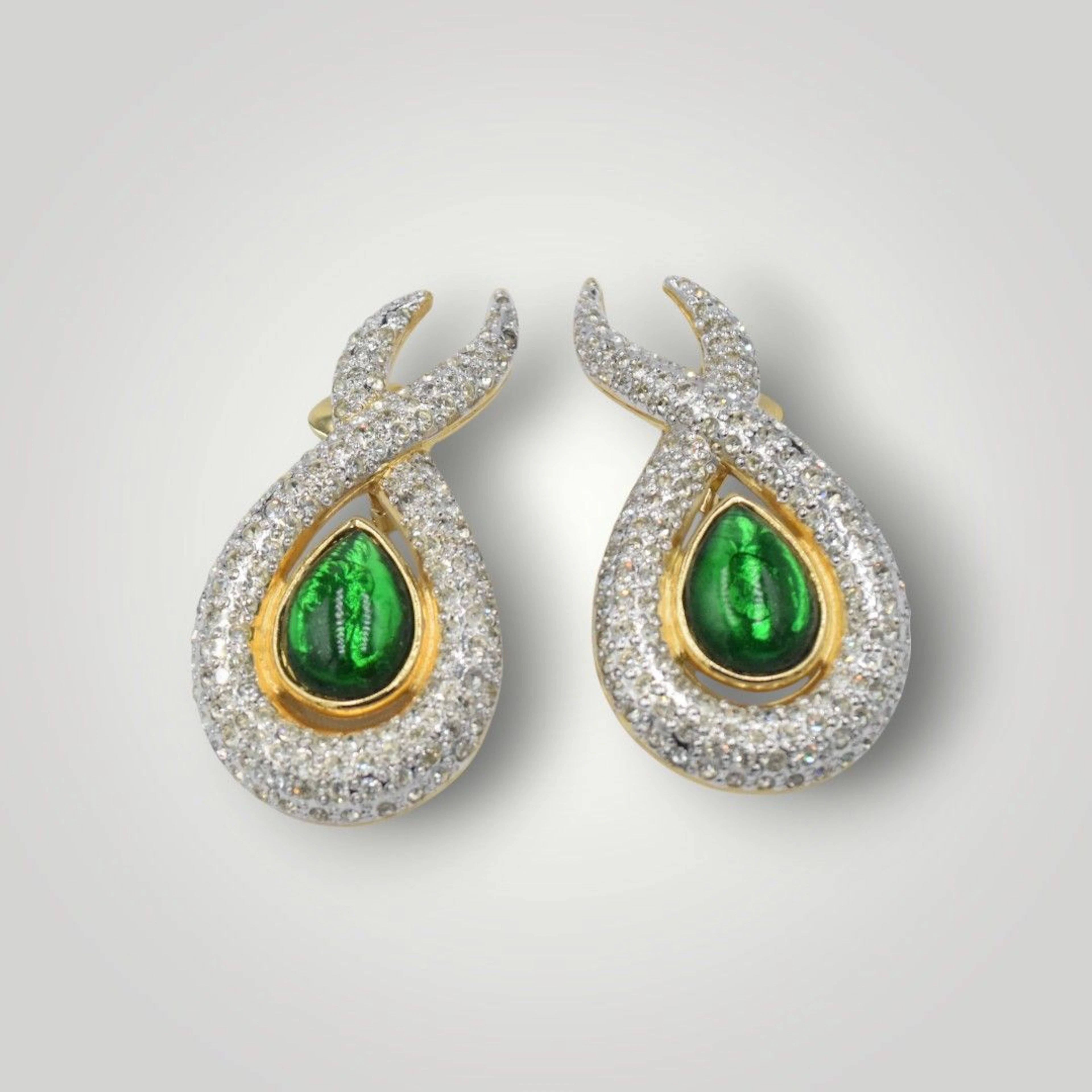 VALENTINO Pair of rhinestone ear clips in gilded metal, deco - Lot 309