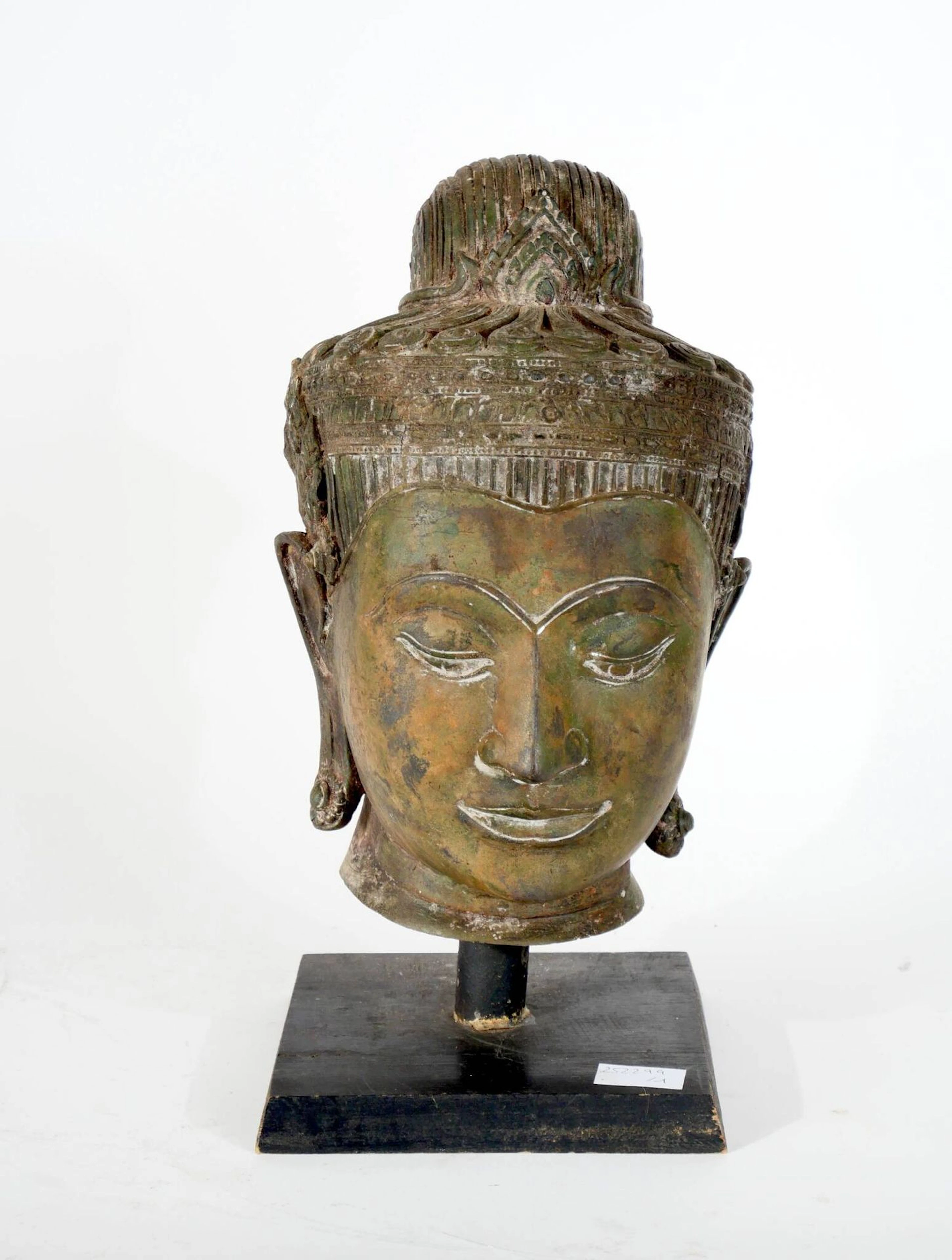 Patinated bronze Buddha head on a wooden base - Lot 47