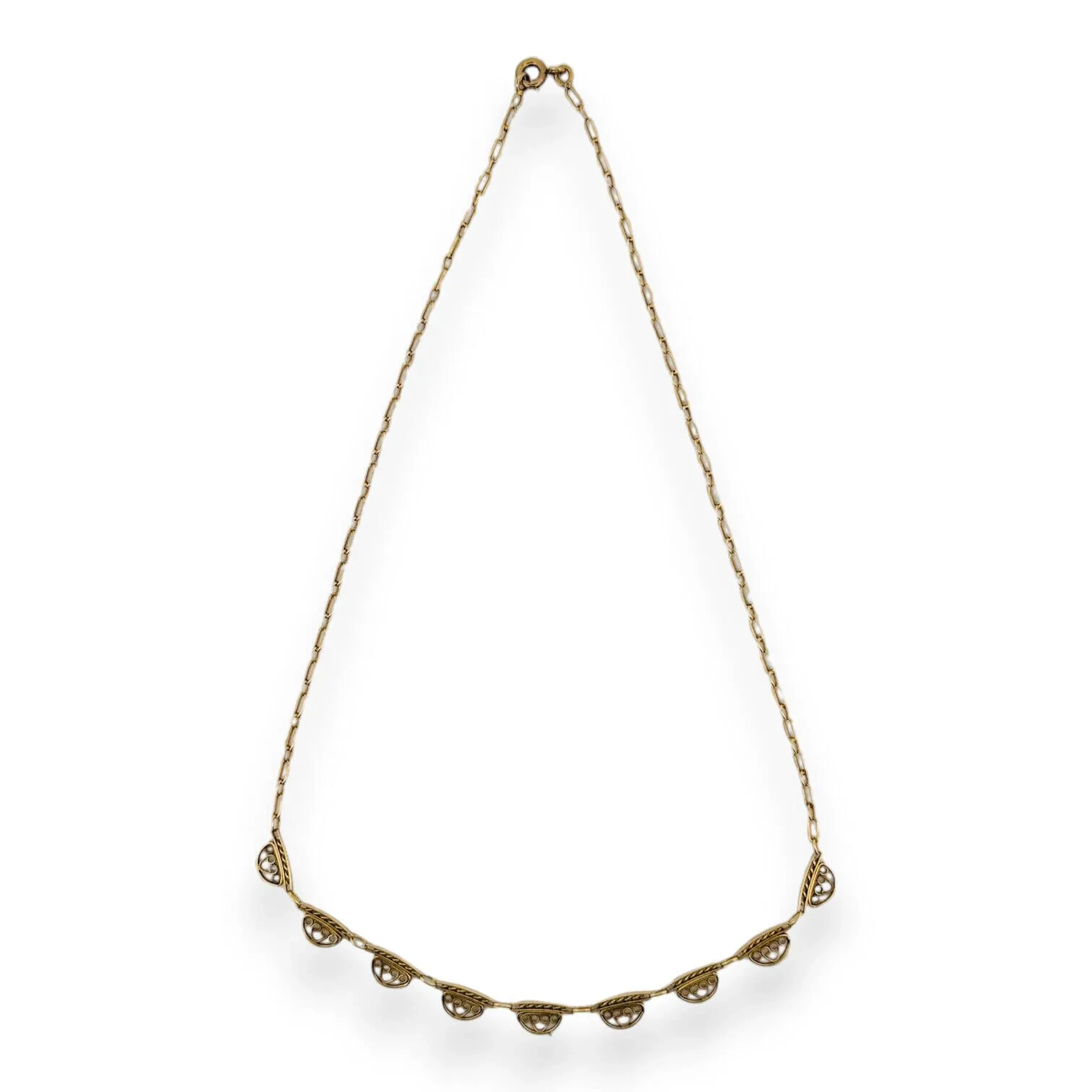 Collier en or jaune 18K (750) à maille forçat retenant des motifs de draperie filigranées. Tour de cou : 44 cm. - Poids : 5.80 g