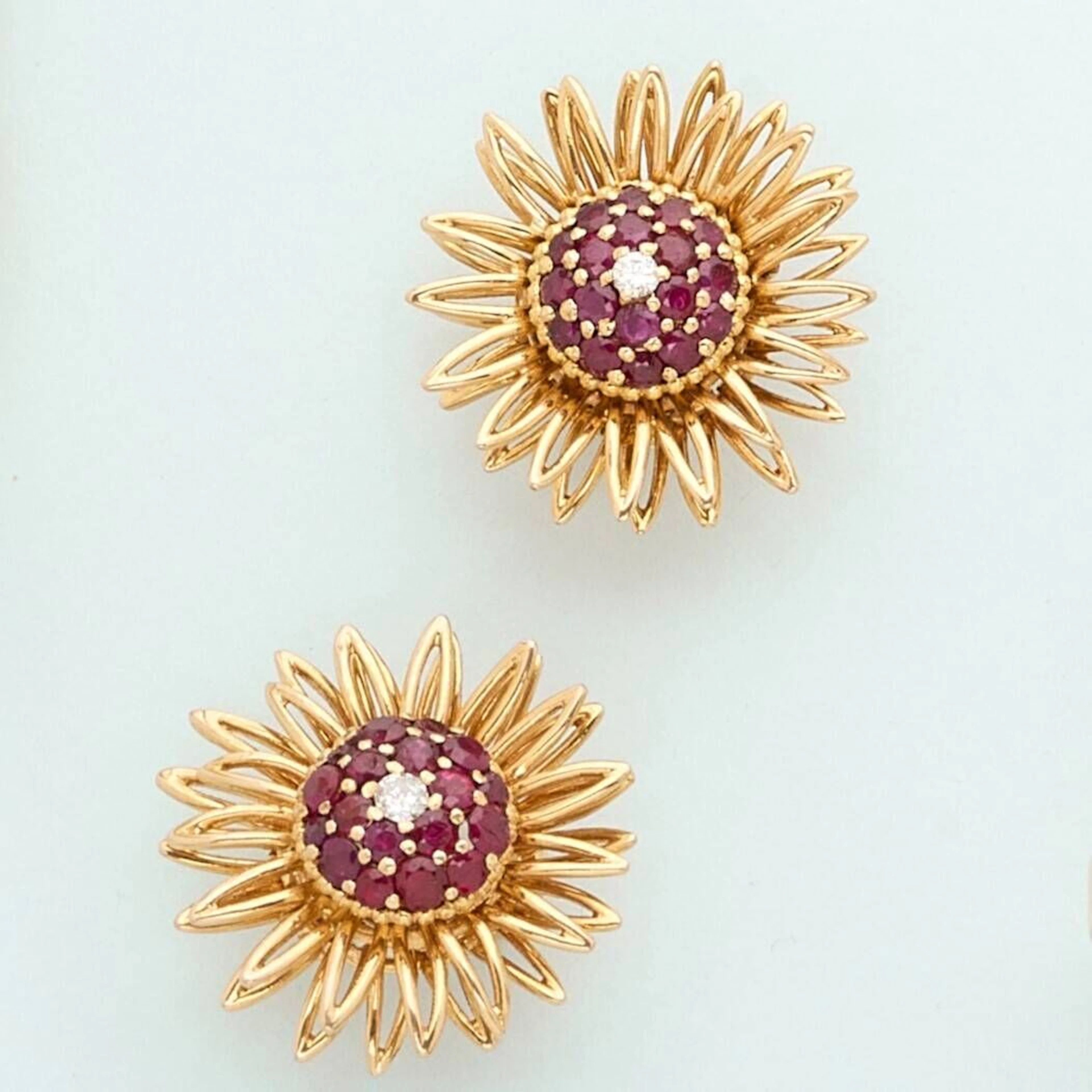 Pair of 18k gold (750e) ear clips featuring stylized sunflow - Lot 294