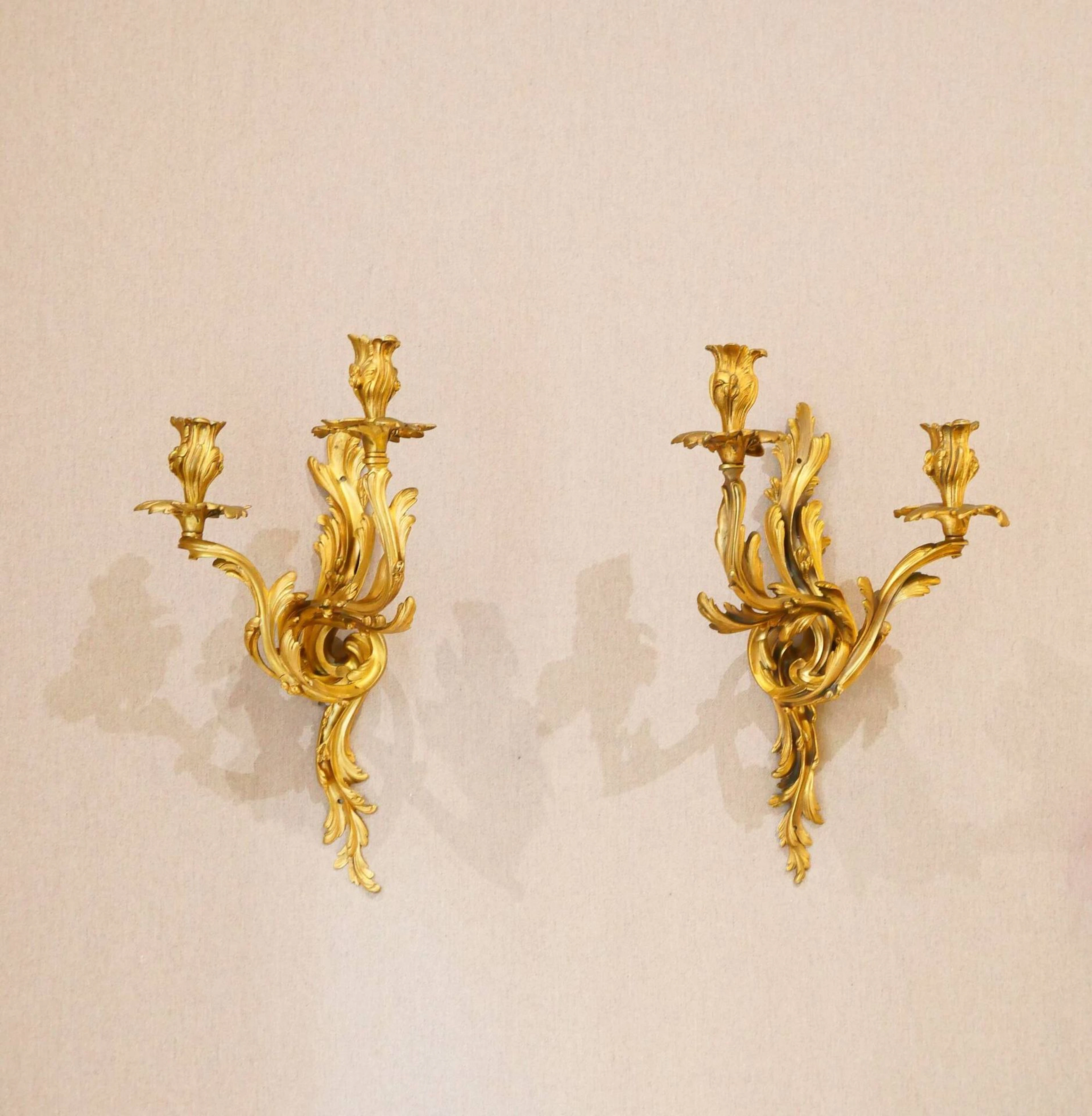 Pair of Louis XV-style wall sconces with two arms, made of c - Lot 199