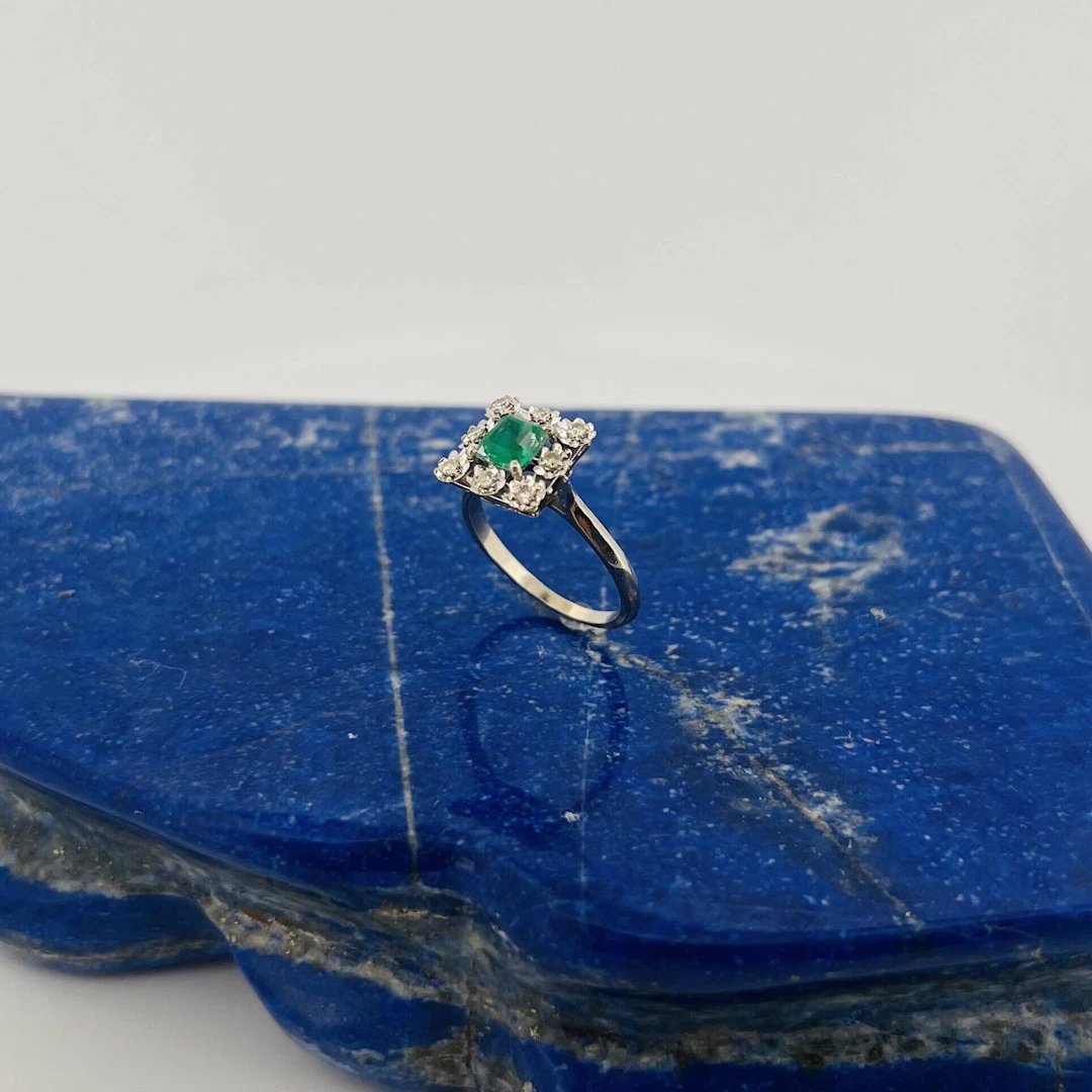 18K white gold (750) ring with a square-shaped setting, set - Lot 307