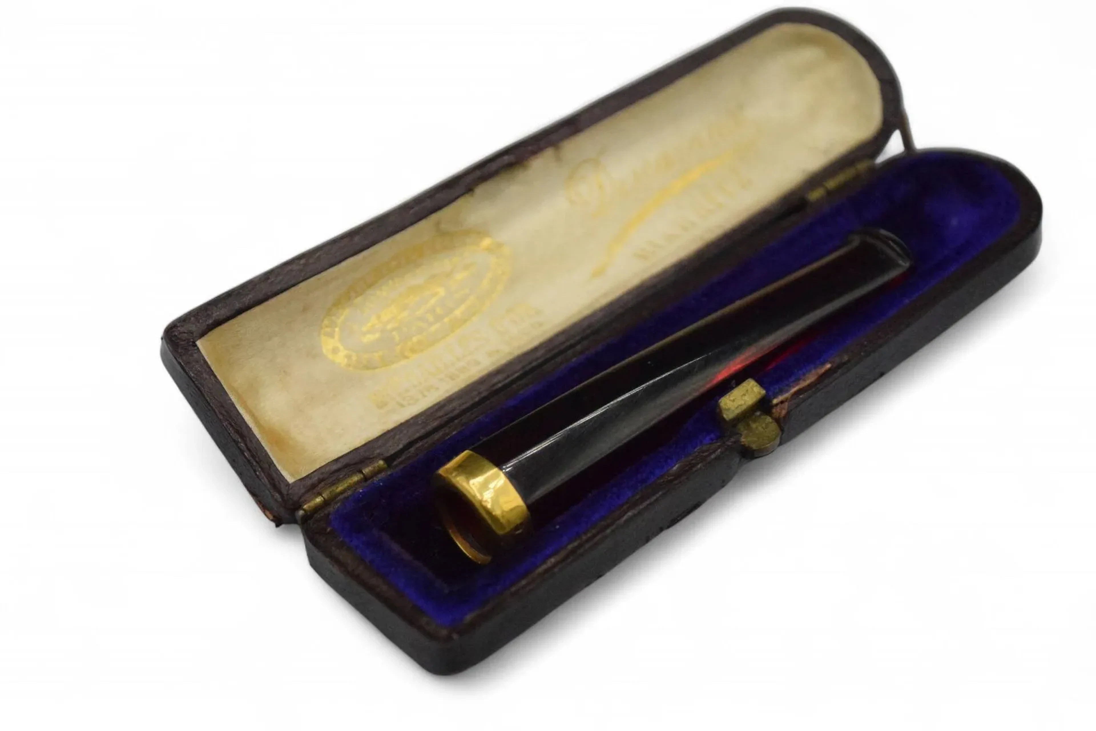 Fume cigarette en matière synthétique. Bague en or 18K (750). Conservé dans un écrin. Poids brut : 5.52 g.