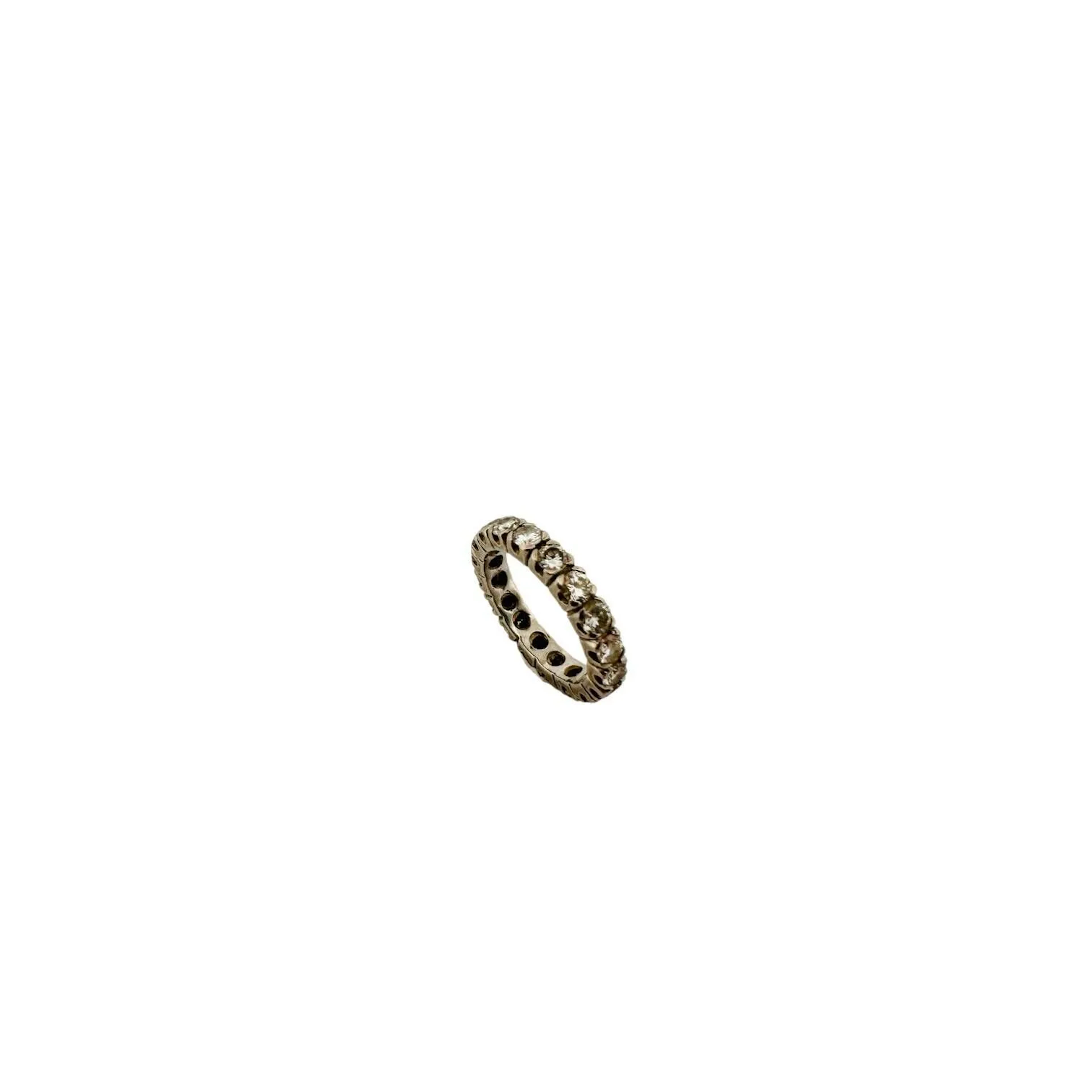 Alliance américaine en or gris 18K (750), entièrement sertie de diamants ronds de taille brillant. Tour de doigt : 52. Poids brut : 5 g