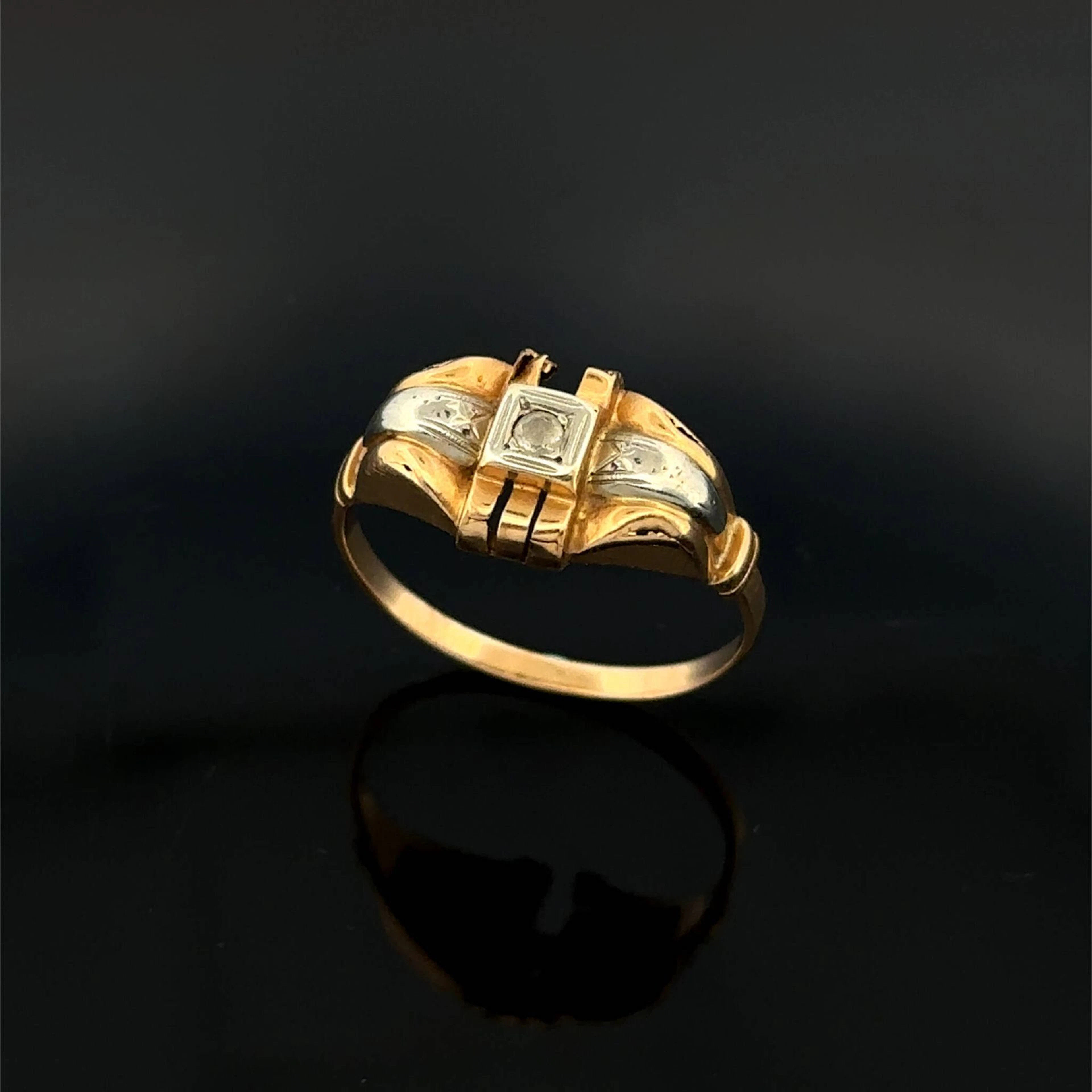 Yellow and white gold ring (750) set with a white stone. - Lot 162