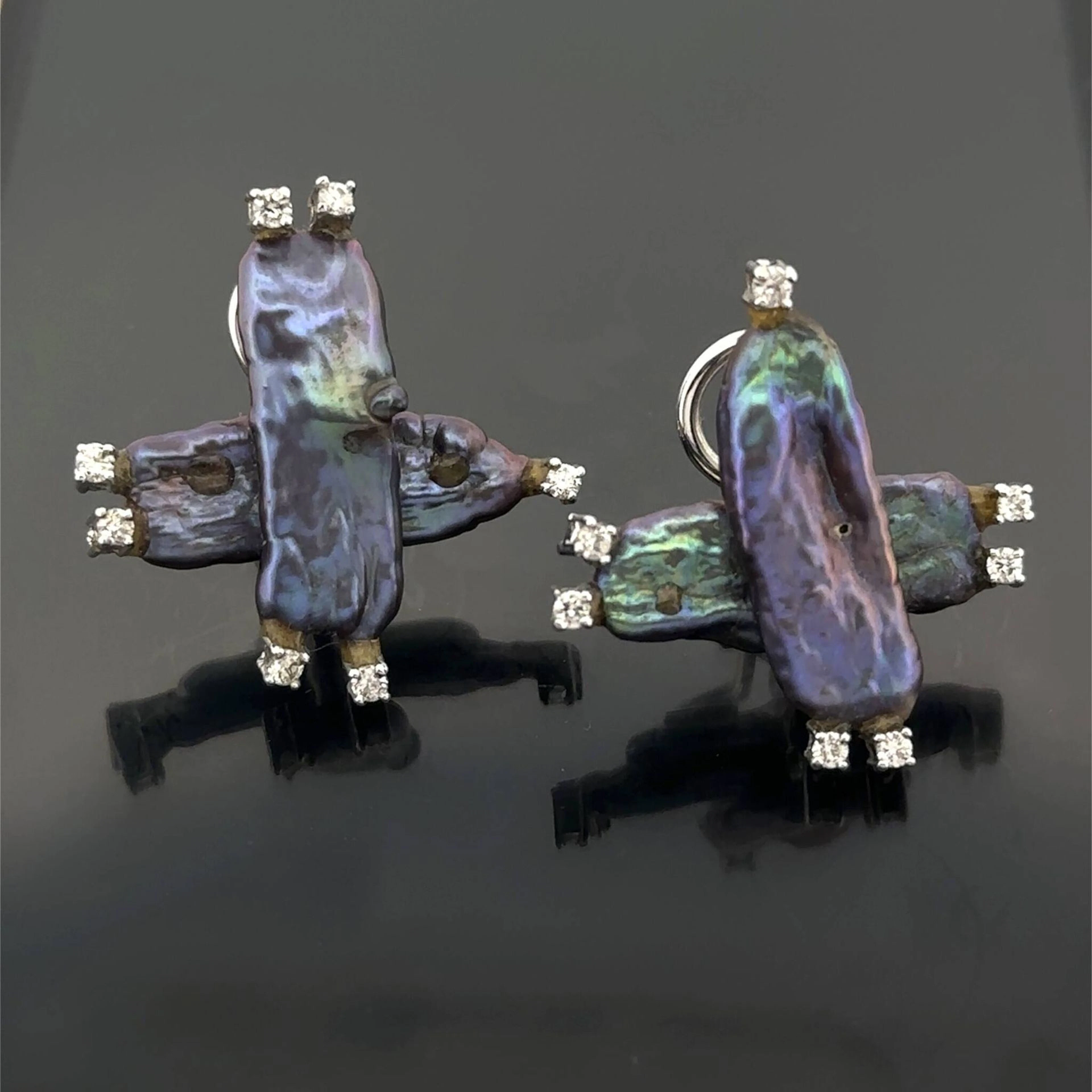 Pair of "cross" ear clips in white gold (750) adorned with t - Lot 310