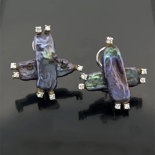 Pair of "cross" ear clips in white gold (750) adorned with t - Lot 310