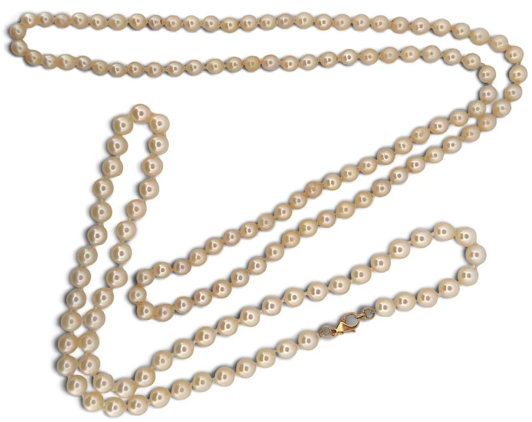 Set of two necklaces, each consisting of a single strand of - Lot 101