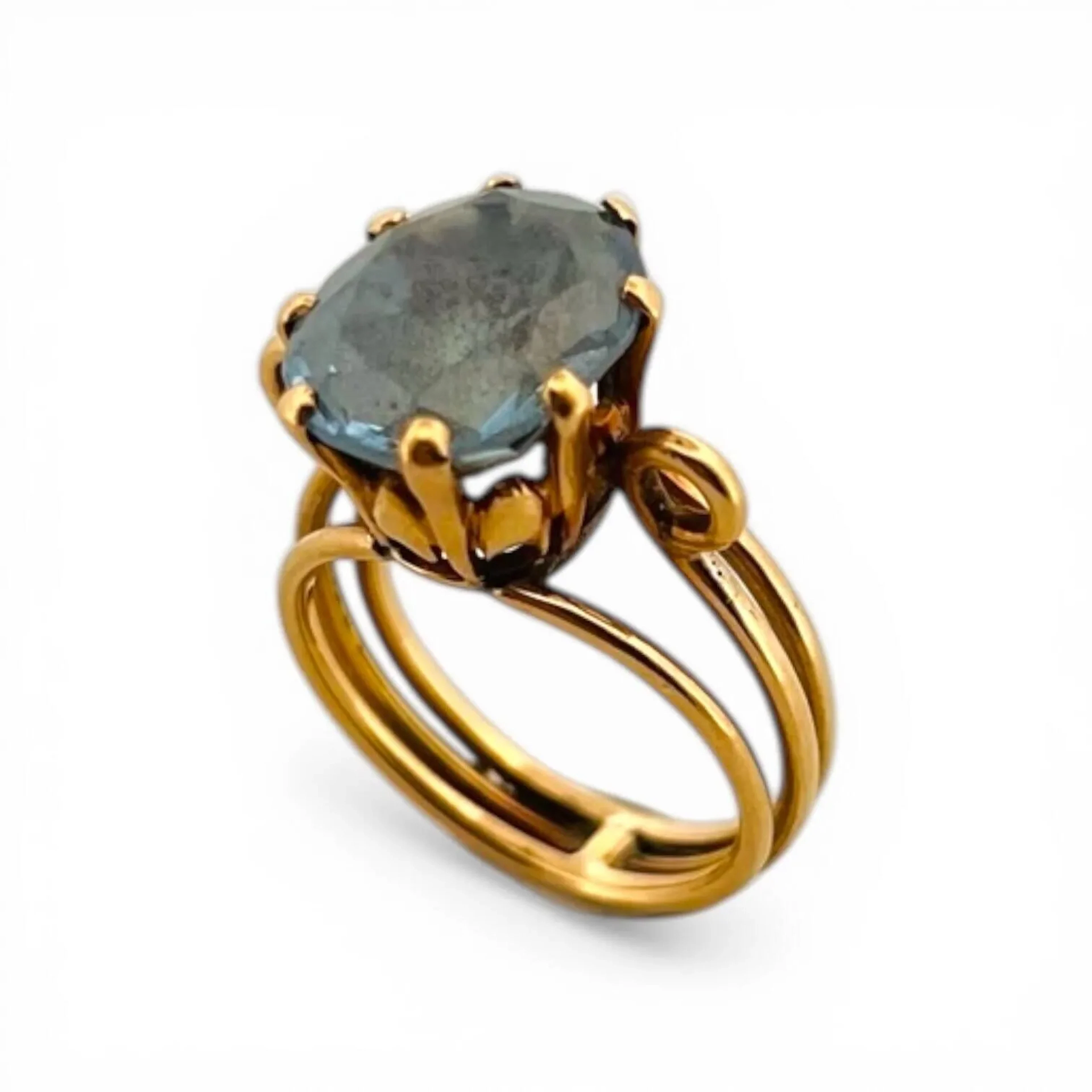 Bague en or jaune 18K (750) sertie d'un spinelle synthétique ovale. Tour de doigt : 49 - Poids brut : 5.40 g. (égrisures et chocs)