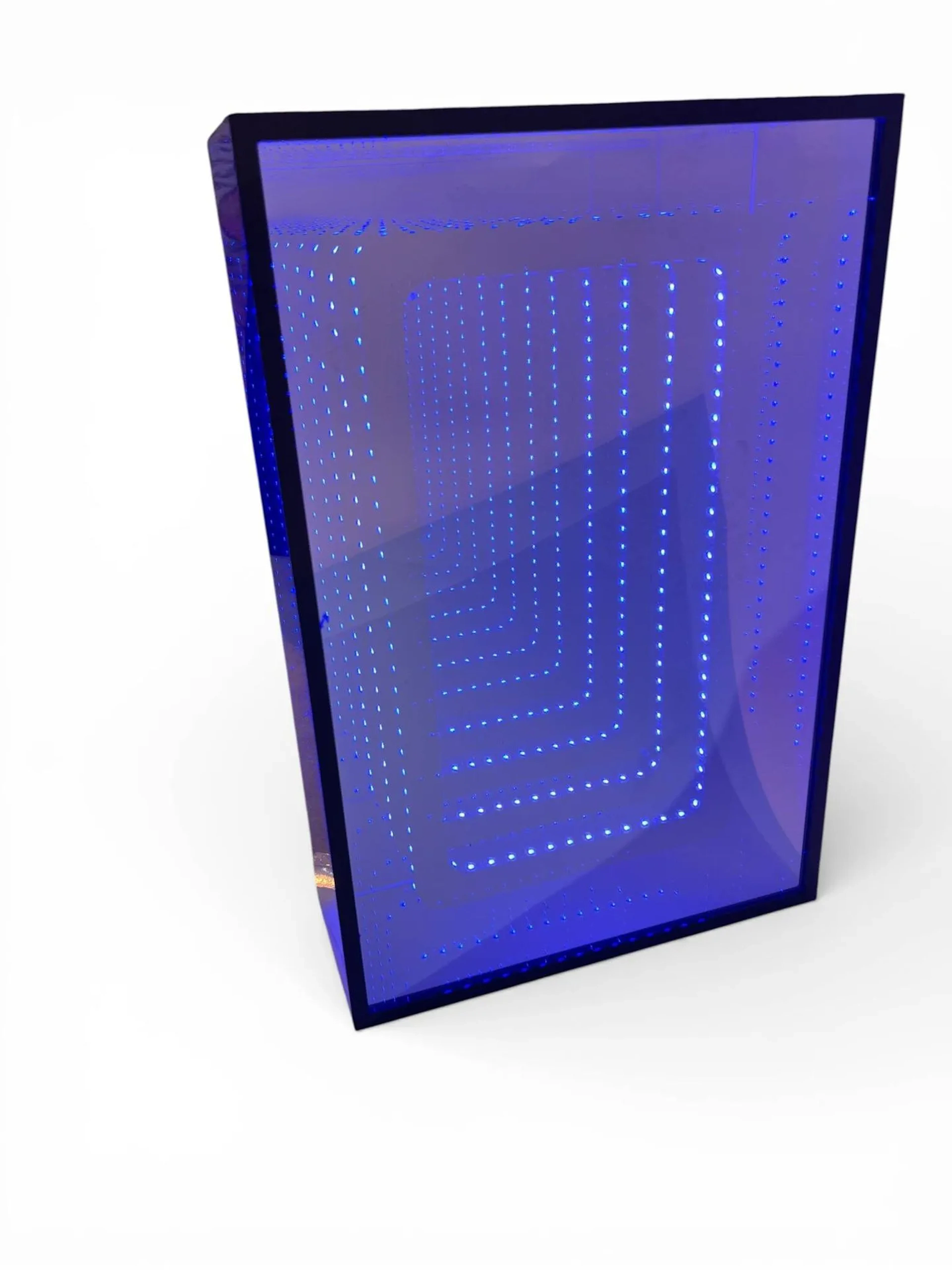 TRAVAIL MODERNE, Sculpture-boite lumineuse en plexiglass et miroirs à bandelettes de leds à variation sonore. quelques traces de griffe et une led défaillante. Manque la télécommande. 61 x 40 x 16 cm