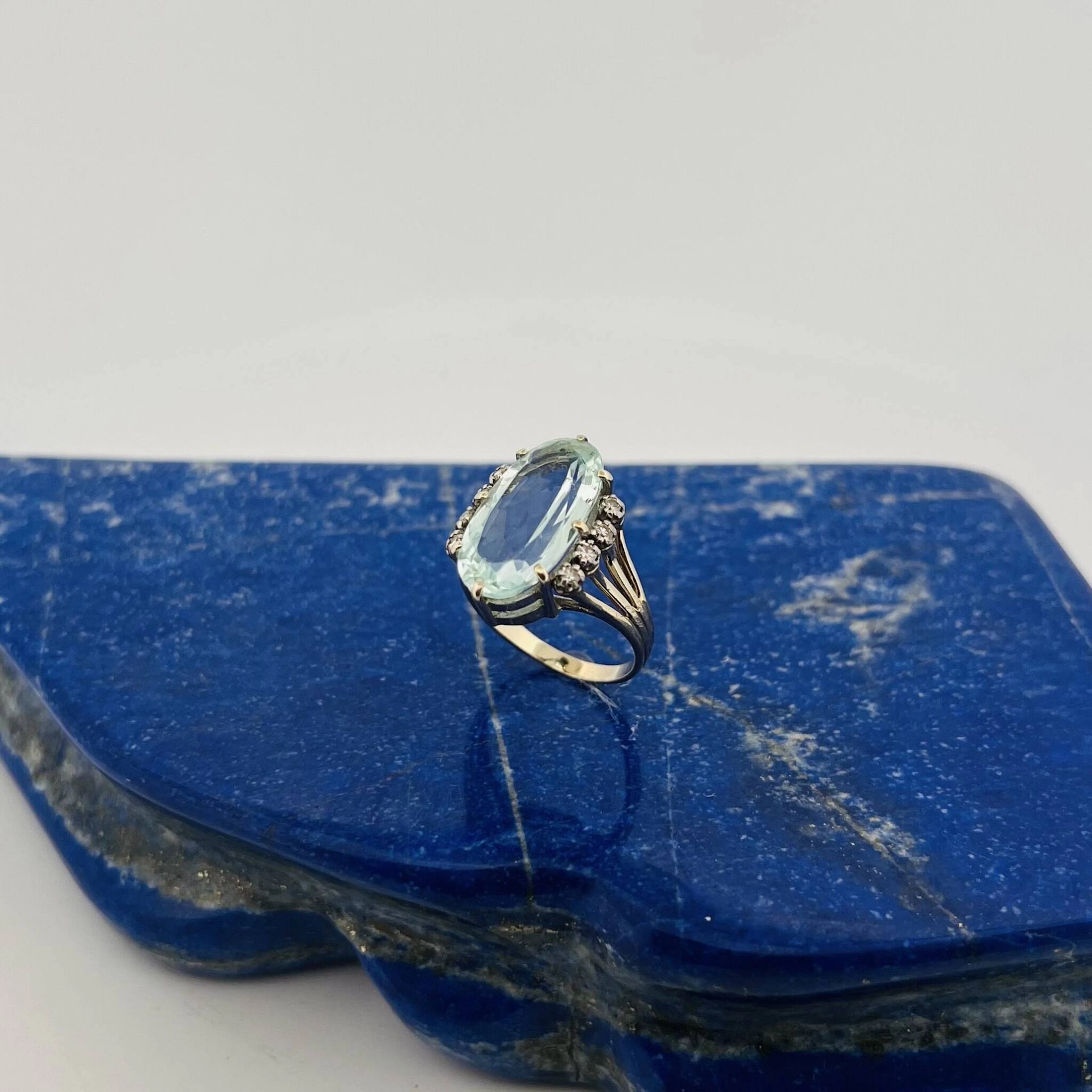 Openwork white gold (750) ring, set with an oval aquamarine - Lot 62