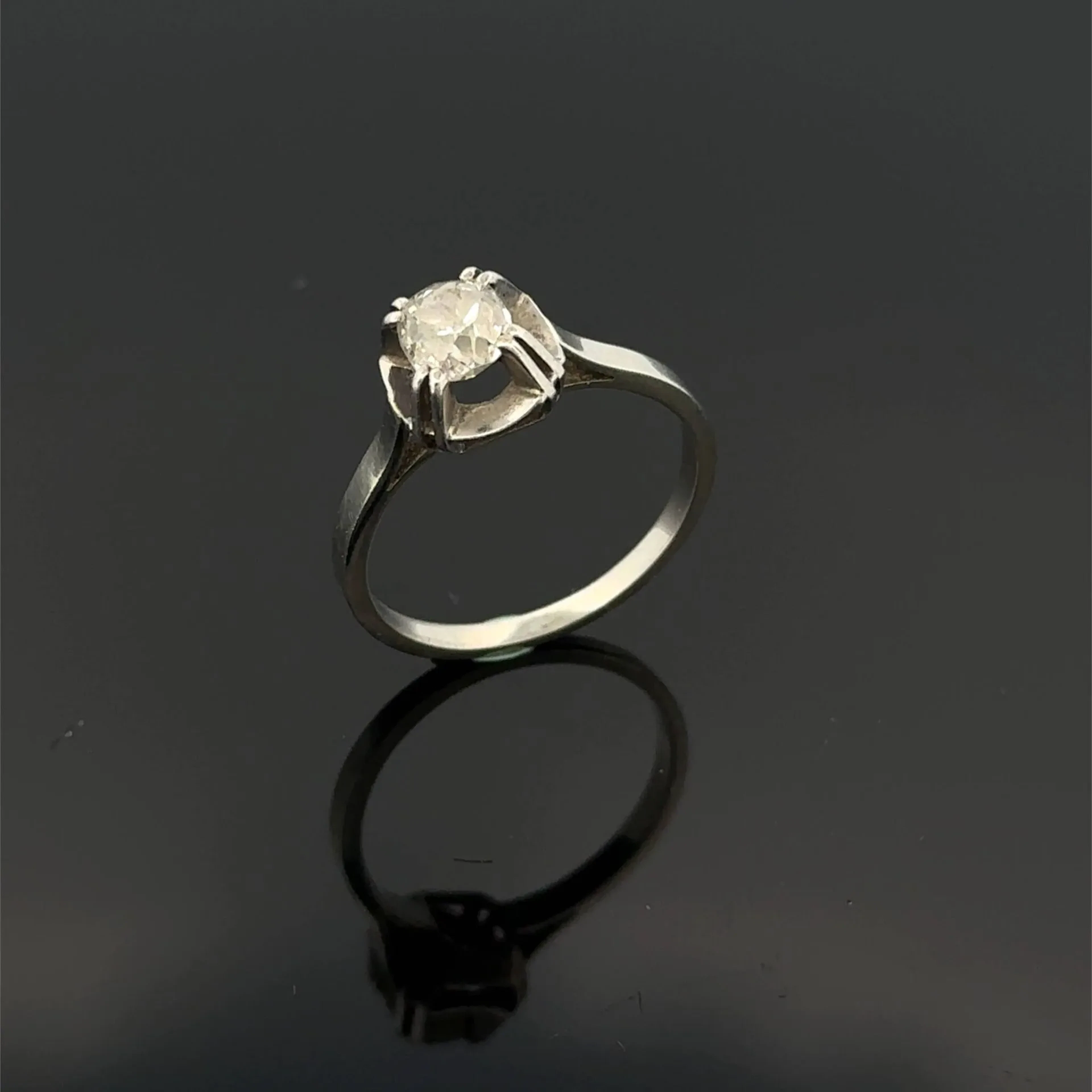 Solitaire ring in 18k (750th) gold and 850th platinum, cente - Lot 275