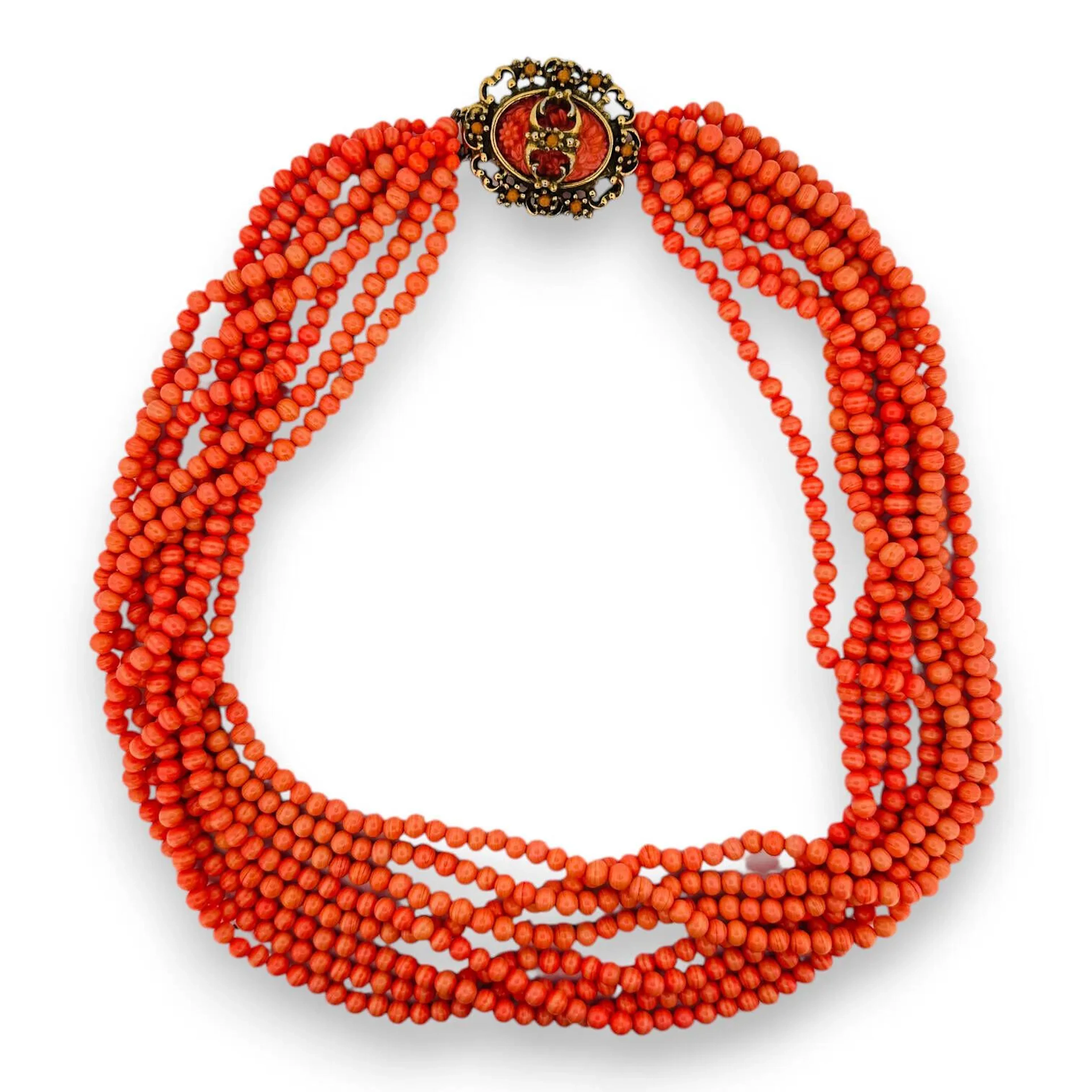 Collier huit rangs en perles imitation corail. Le fermoir en métal doré. Tour de cou : 59 cm. (dédorures)