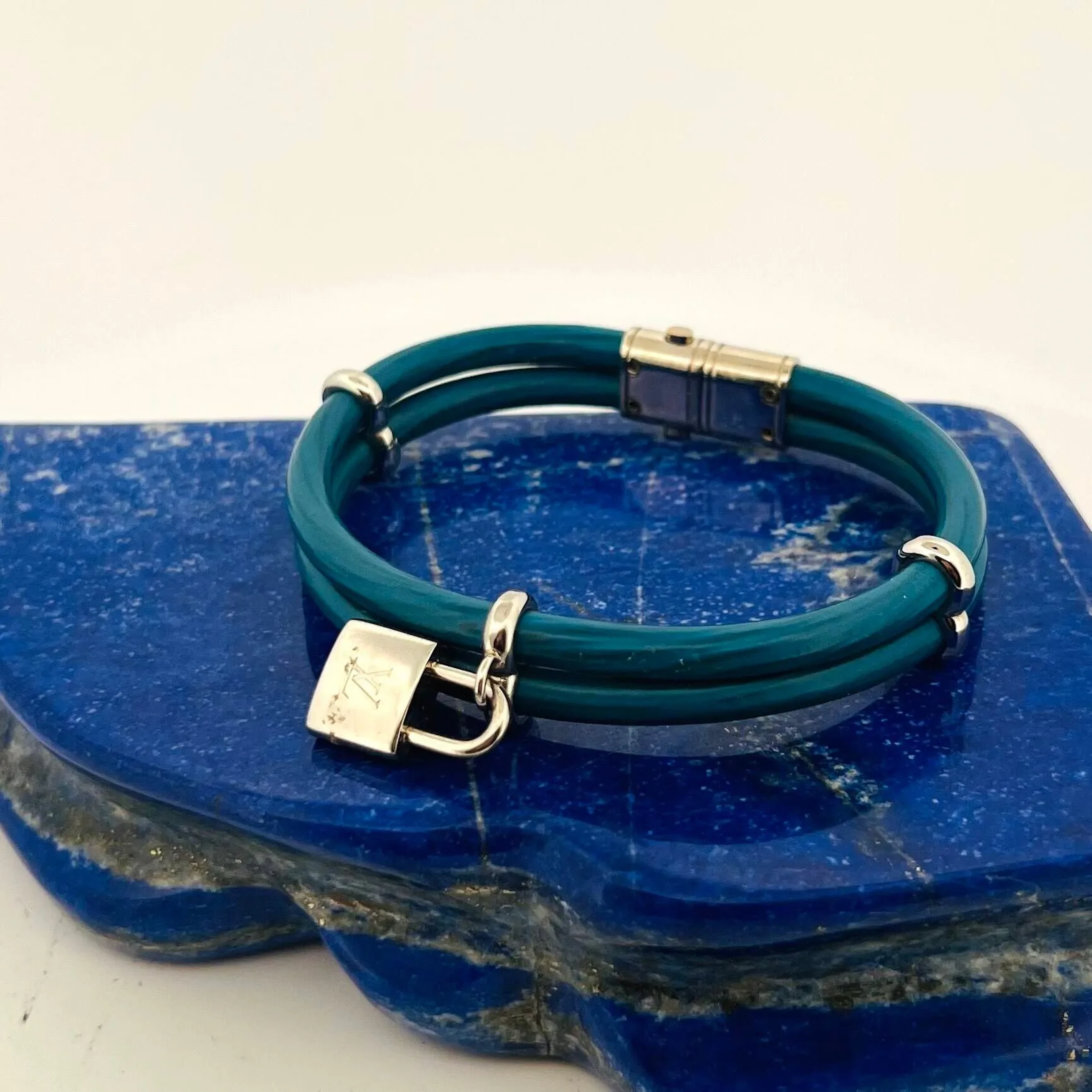 LOUIS VUITTON - Lot 233