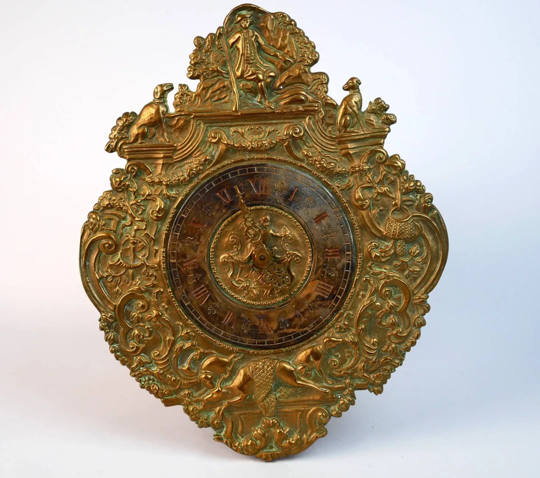 Gilded bronze wall clock, decorated with a relief scene depi - Lot 332