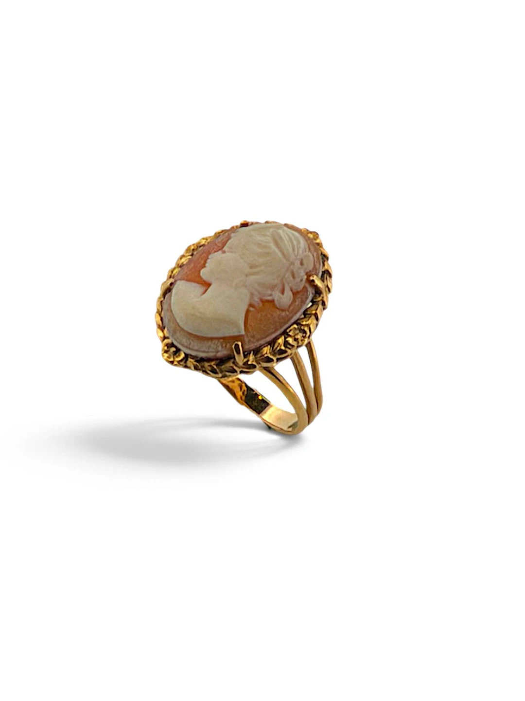 Yellow gold (750) ring engraved with garlands of flowers and - Lot 297