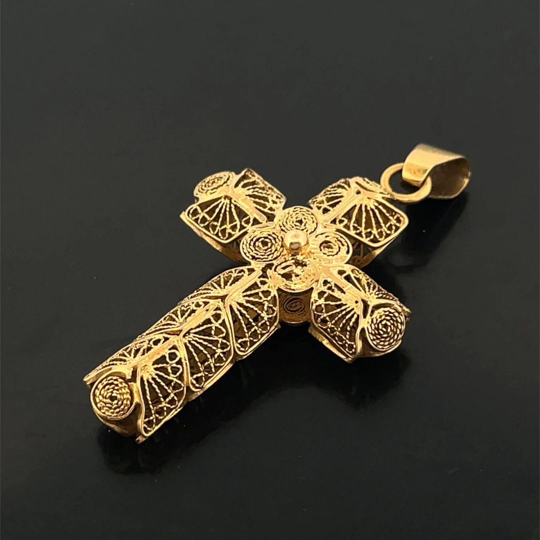 Filigree yellow gold (750) cross pendant. - Lot 116