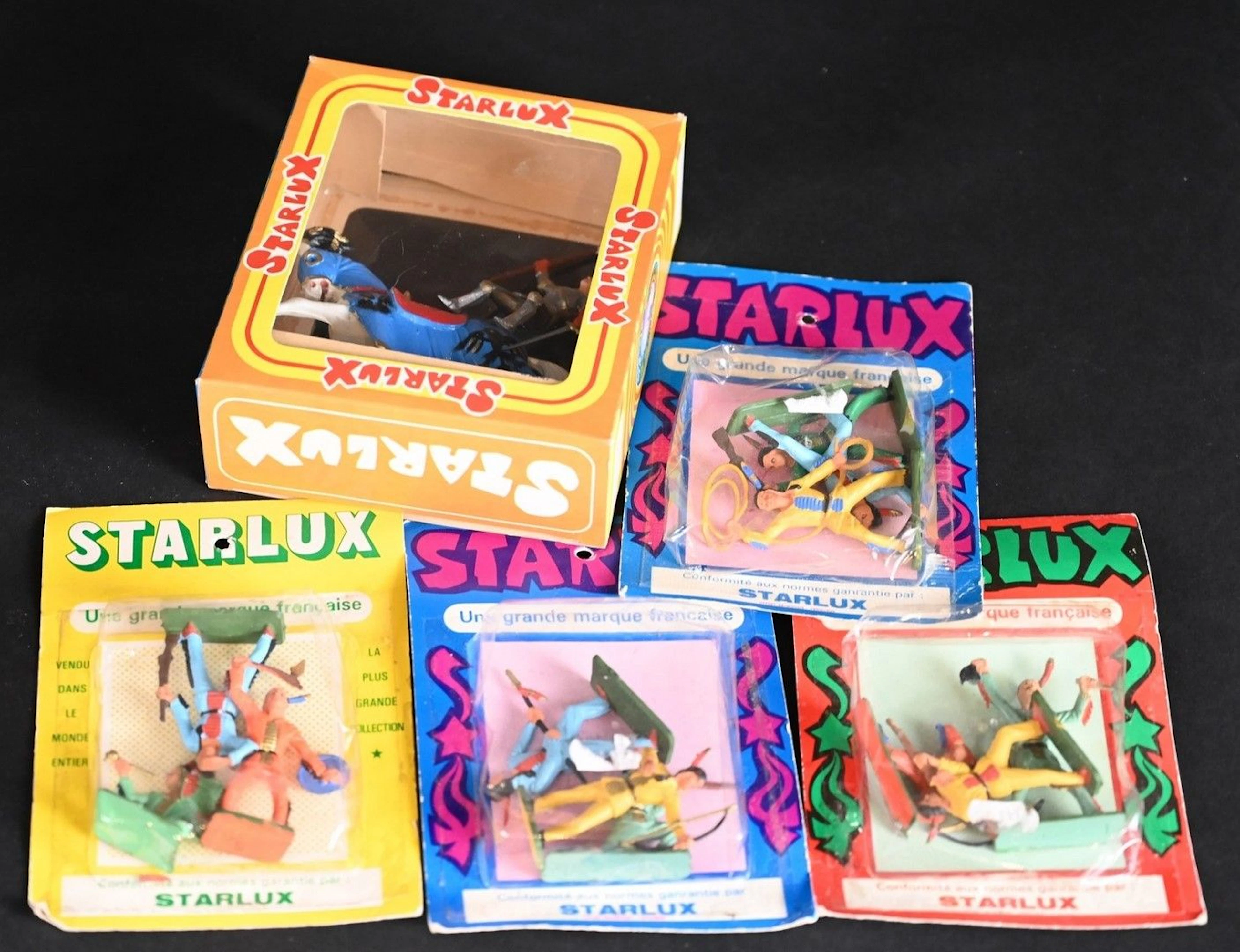 STARLUX Quatre blisters de deux indiens et un cavalier Moyen-Âge en boîte. Jouets anciens pouvant présenter des manques de peinture, des chocs ou des manques, y compris pour les conditionnements éventuels. Vendus en l'état et sans réclamations.