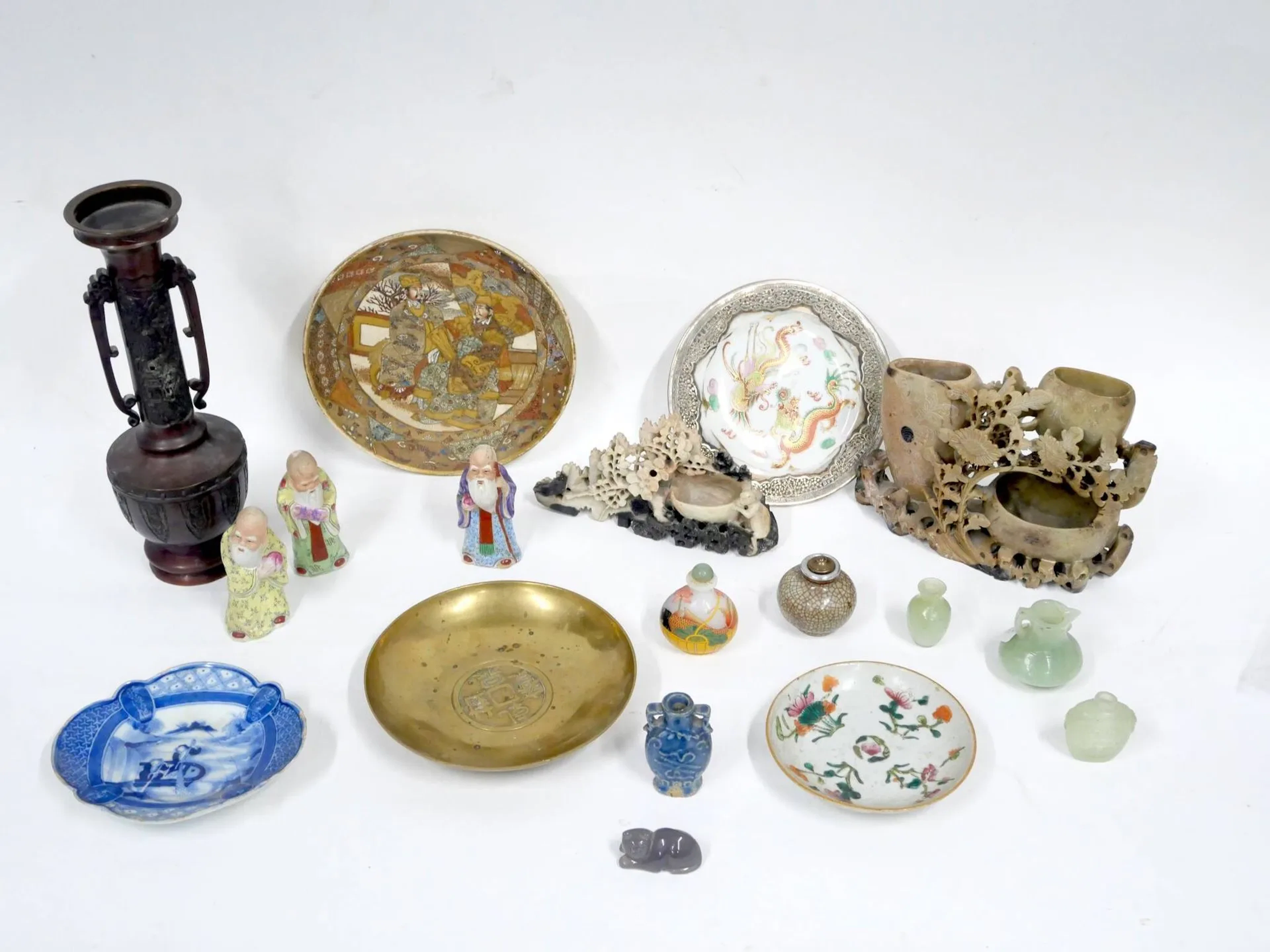 Set of Asian travel souvenirs - Lot 145