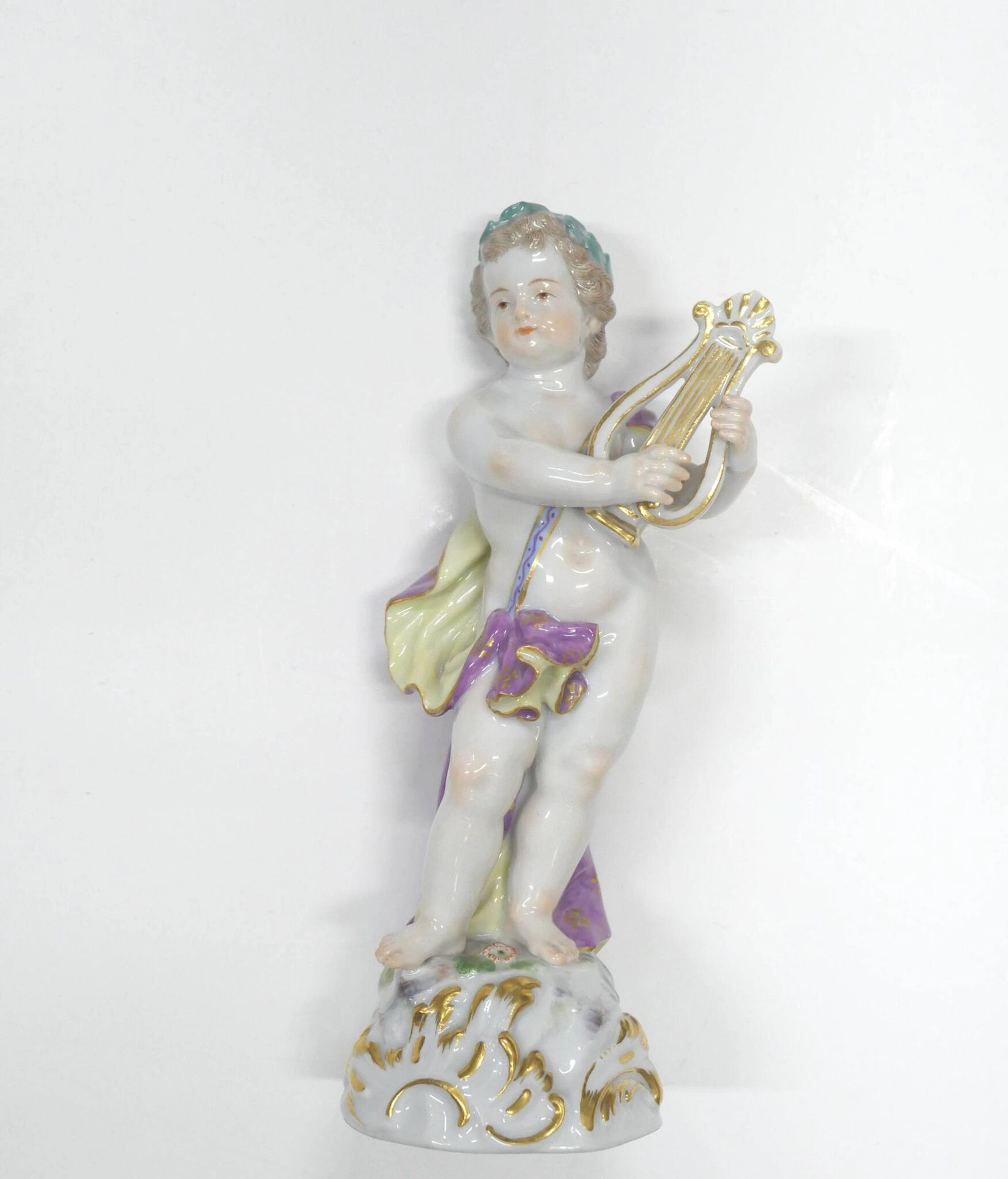 Porcelain figurine depicting Apollo playing the lyre in the - Lot 304