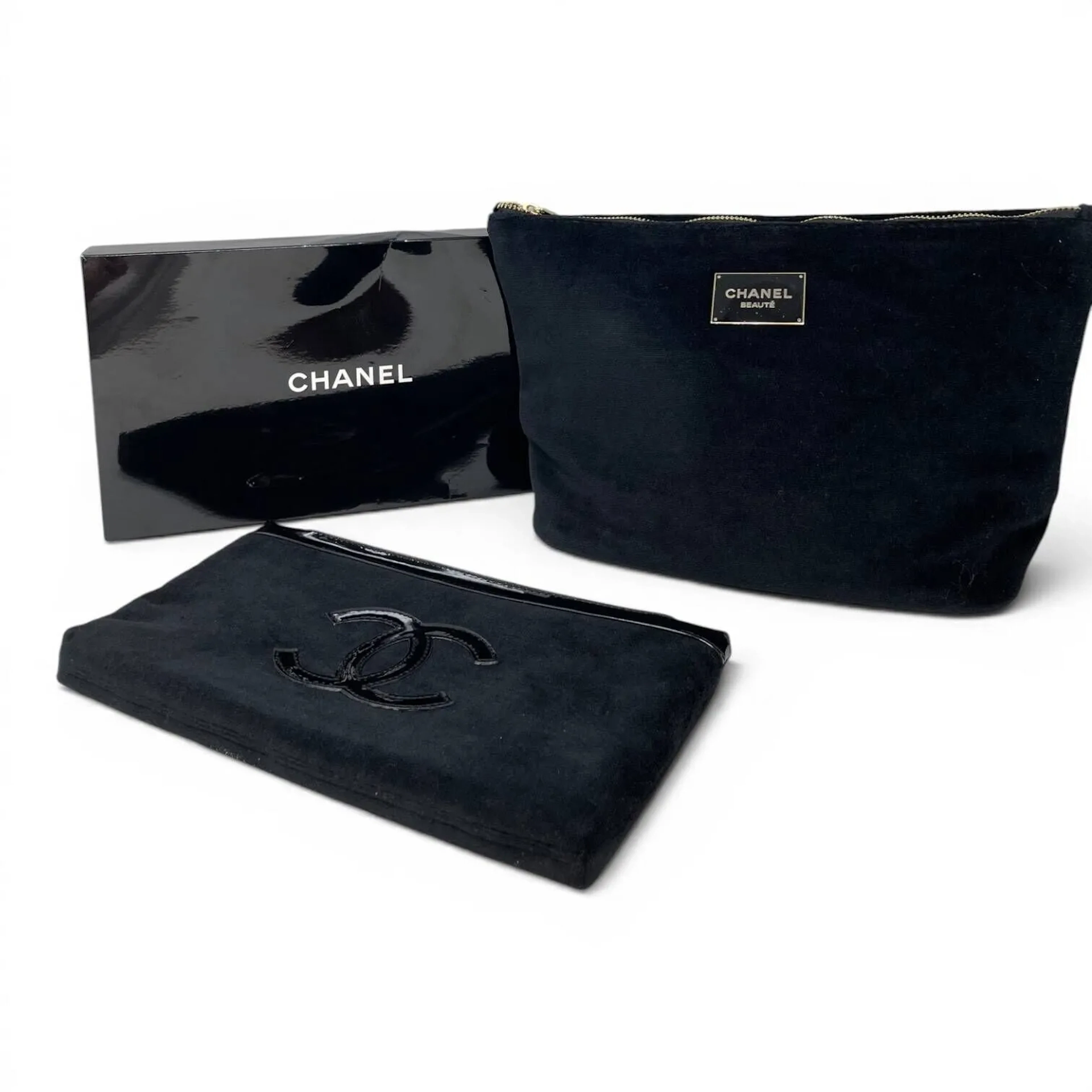 Black velvet and acrylic toiletry bag with the Chanel logo. - Lot 257