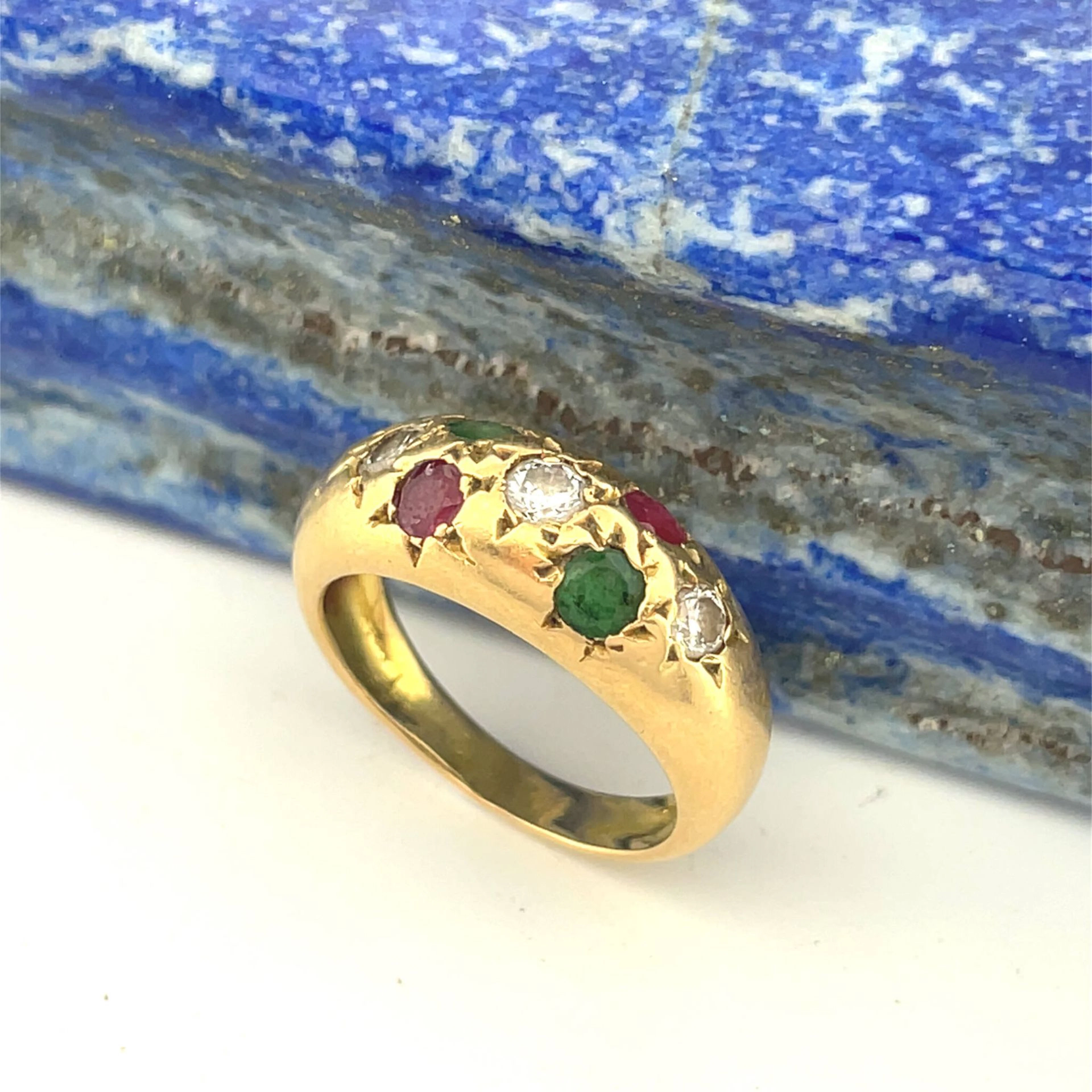 Yellow gold (750) "band" ring set with rubies, emeralds, and - Lot 122
