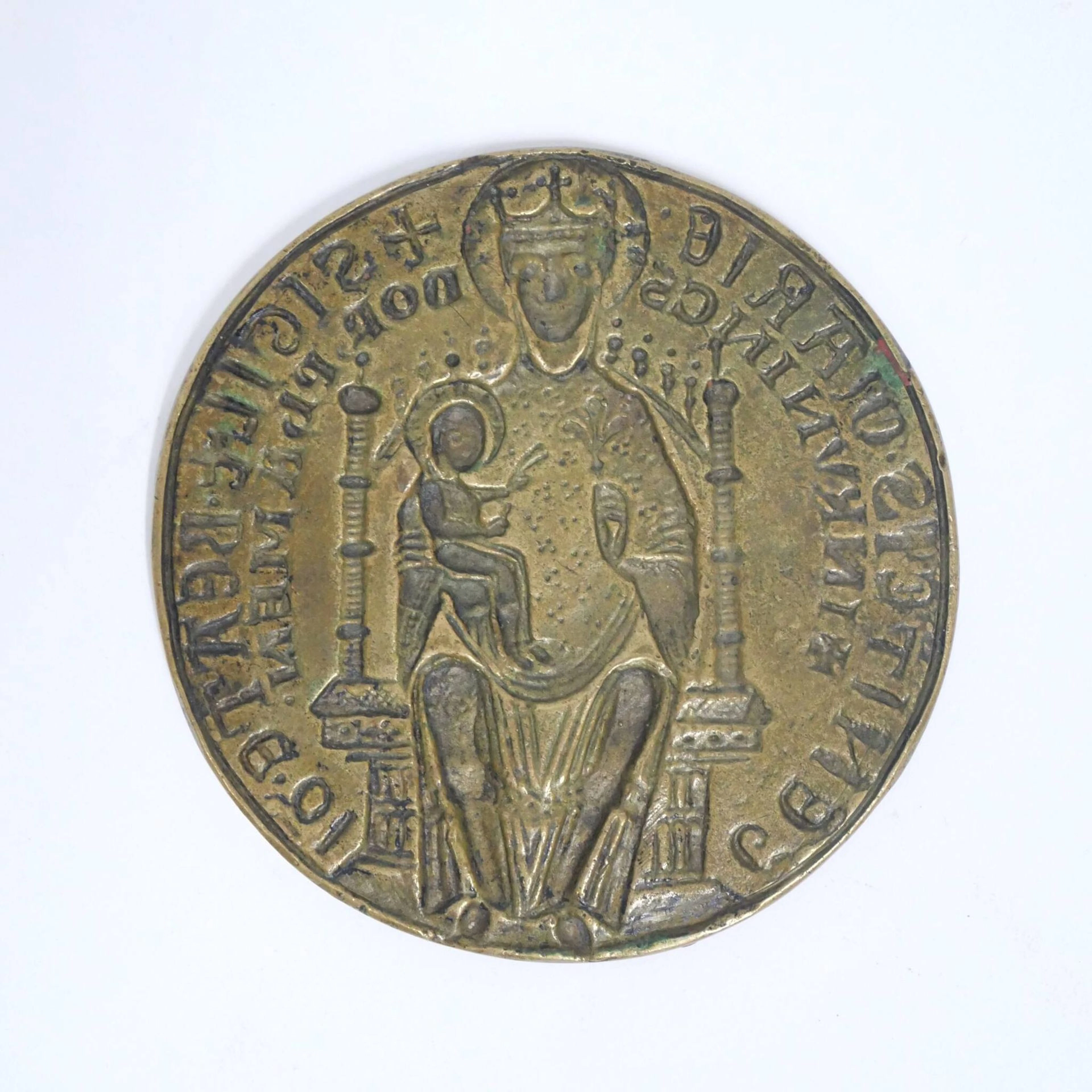 Medieval-style bronze seal matrix depicting the Virgin and C - Lot 245
