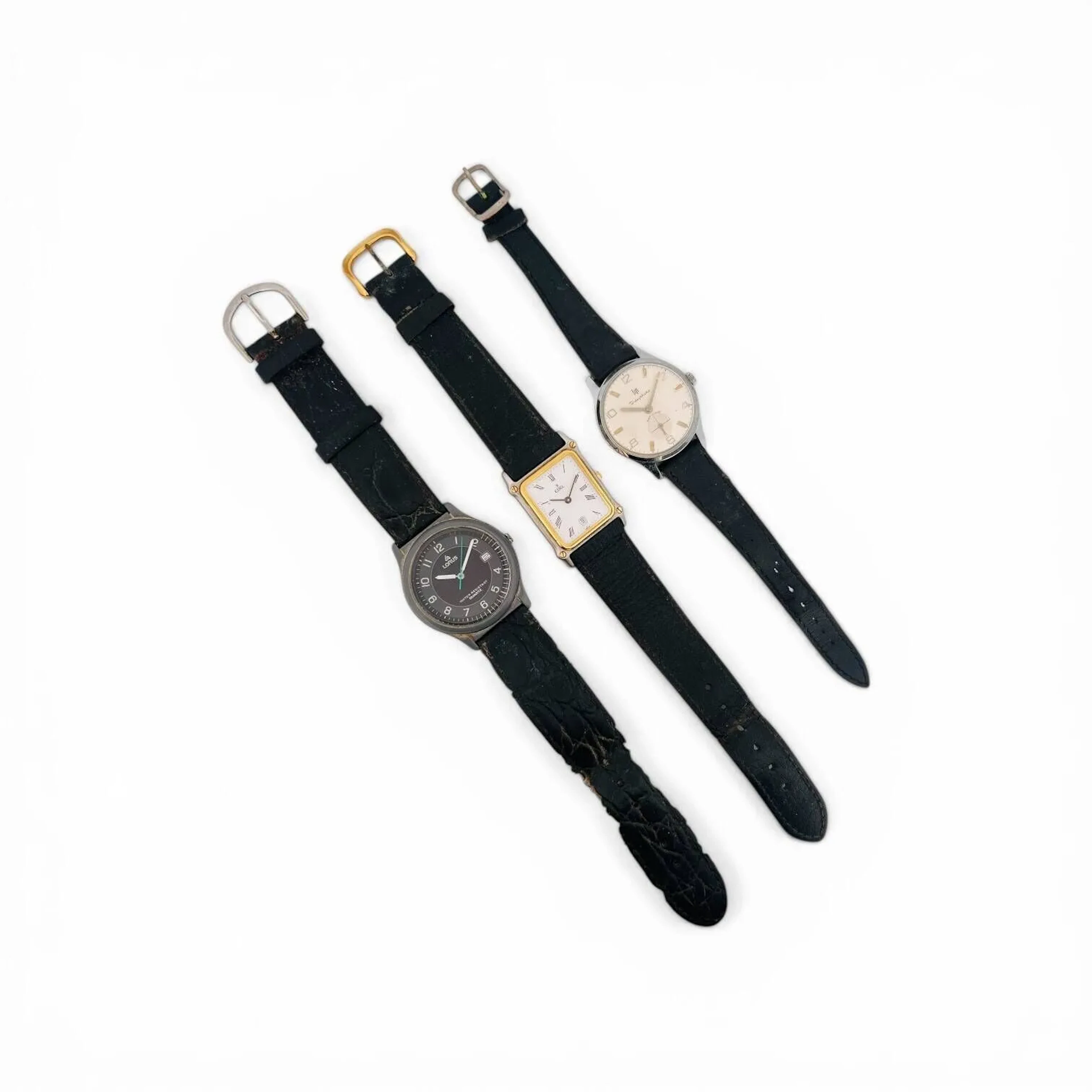 Lot de 3 montres - LIP Montre bracelet d'homme modèle DAUPHINE à boîtier en acier, cadran à chiffres arabes pour les heures et index phosphorescents, trotteuse à 6 heures. Fond de boîtier en acier vissé. Mouvement mécanique à remontage manuel Diam. 30 mm Non fonctionnelle au moment de l'expertise, rayures au verre, bracelet en cuir noir à boucle ardillon (usures) - EBEL Montre bracelet d'homme à boiîter en acier et métal doré de forme rectangulaire, cadran blanc signé à chiffres romains pour les heures et guichet dateur à 6 heures. Fond de boîtier en acier vissé. Bracelet en cuir noir à boucle ardillon signée (usures). Dim. 25 x 23 mm Non fonctionnelle au moment de l'expertise - LORUS Montre bracelet d'homme à boîtier en plastique gris, cadran noir à chiffres arabes pour les heures, guichet dateur à 3 heures. Fond de boîtier en acier clipsé. Mouvement à quartz Diam. 34 mm Montre non fonctionnelle au moment de l'expertise, rayures à la glace, bracelet en cuir noir à boucle ardillon (très usé).