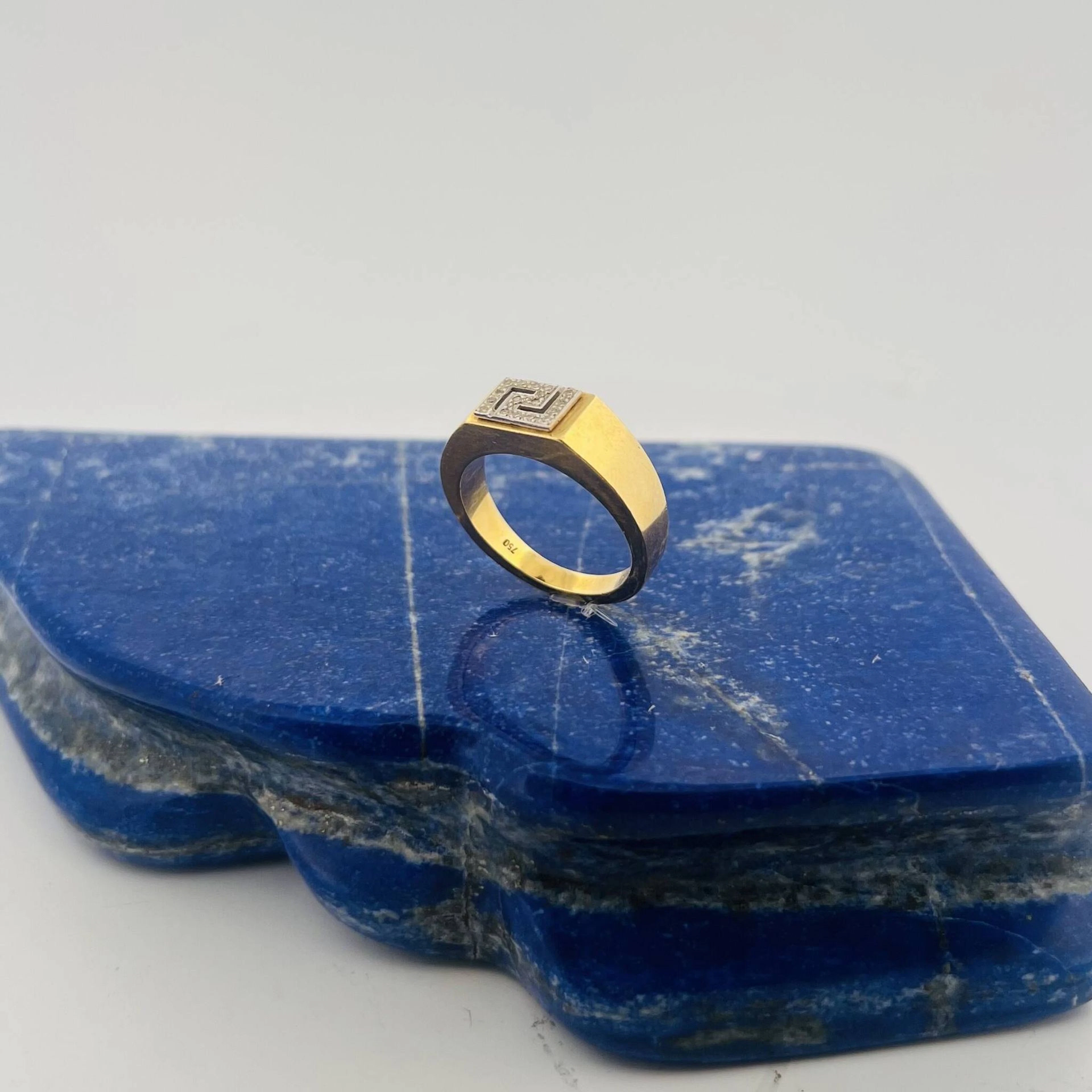 Openwork yellow gold (750) signet ring, set with rows of bri - Lot 132