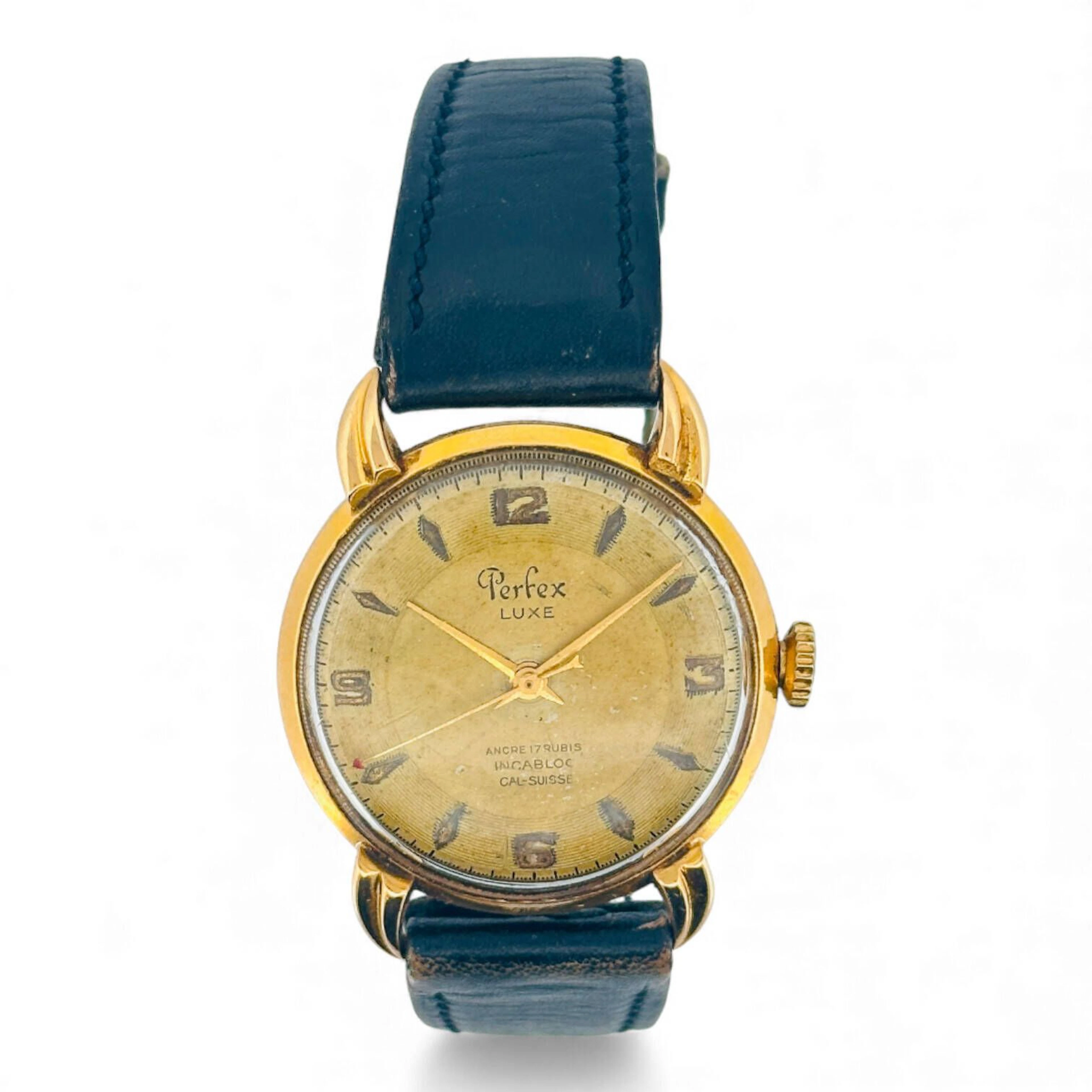 PERFEX Montre-bracelet en or 18K (750 millièmes), cadran doré, index en appliques dorées, aiguilles dorées. Fond clipé en or 18K (750 millièmes). Mouvement mécanique à remontage manuel. Bracelet en cuir noir, boucle ardillon en métal. Montre fonctionnelle lors de l’expertise, sans garantie de fonctionnement futur et d’état des pièces. Rayures au boitier et au verre, forte oxydation et marques au cadran. Vers 1960 Poids brut 36 g Diamètre32mm
