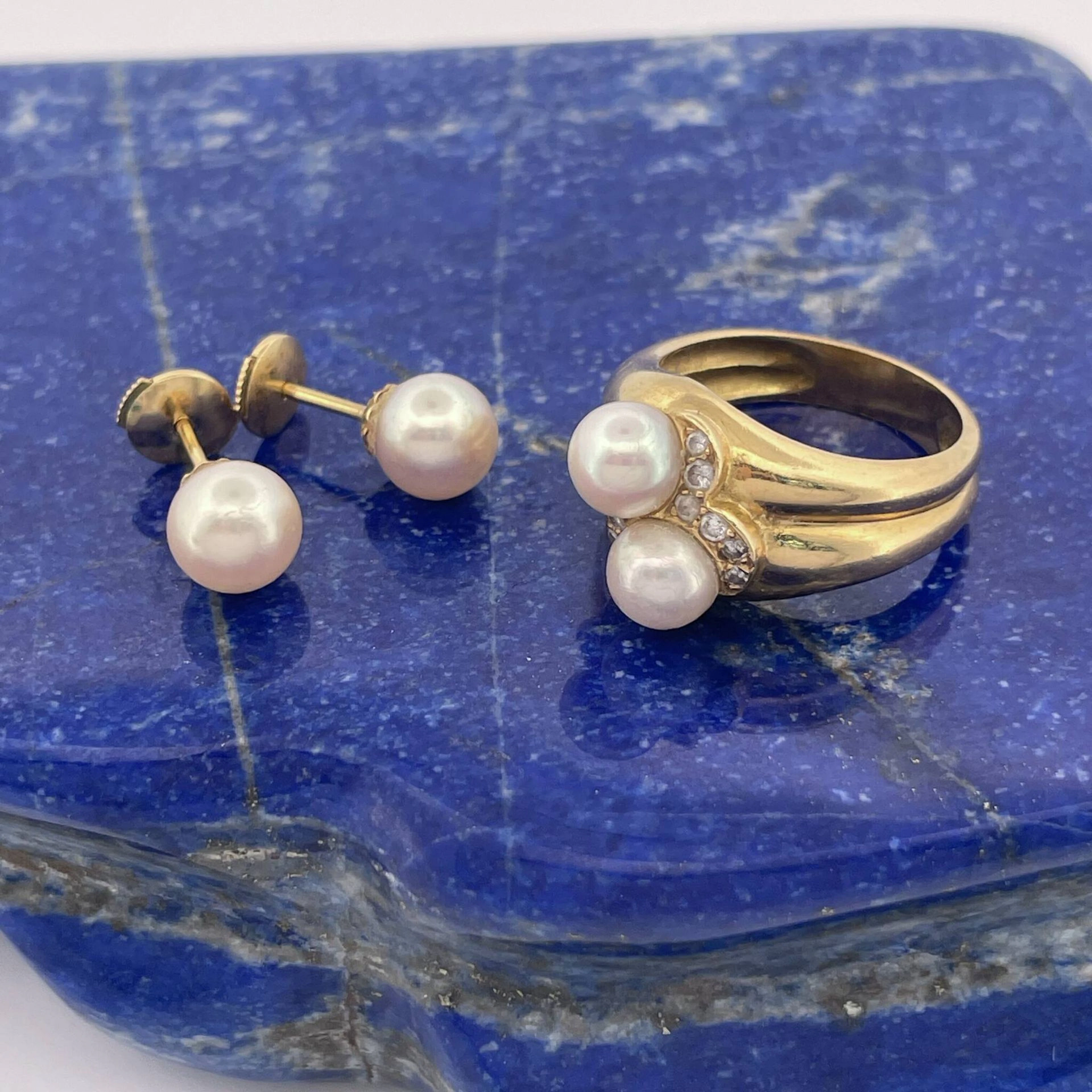 Set in yellow gold (750) consisting of: - a RING adorned wit - Lot 277