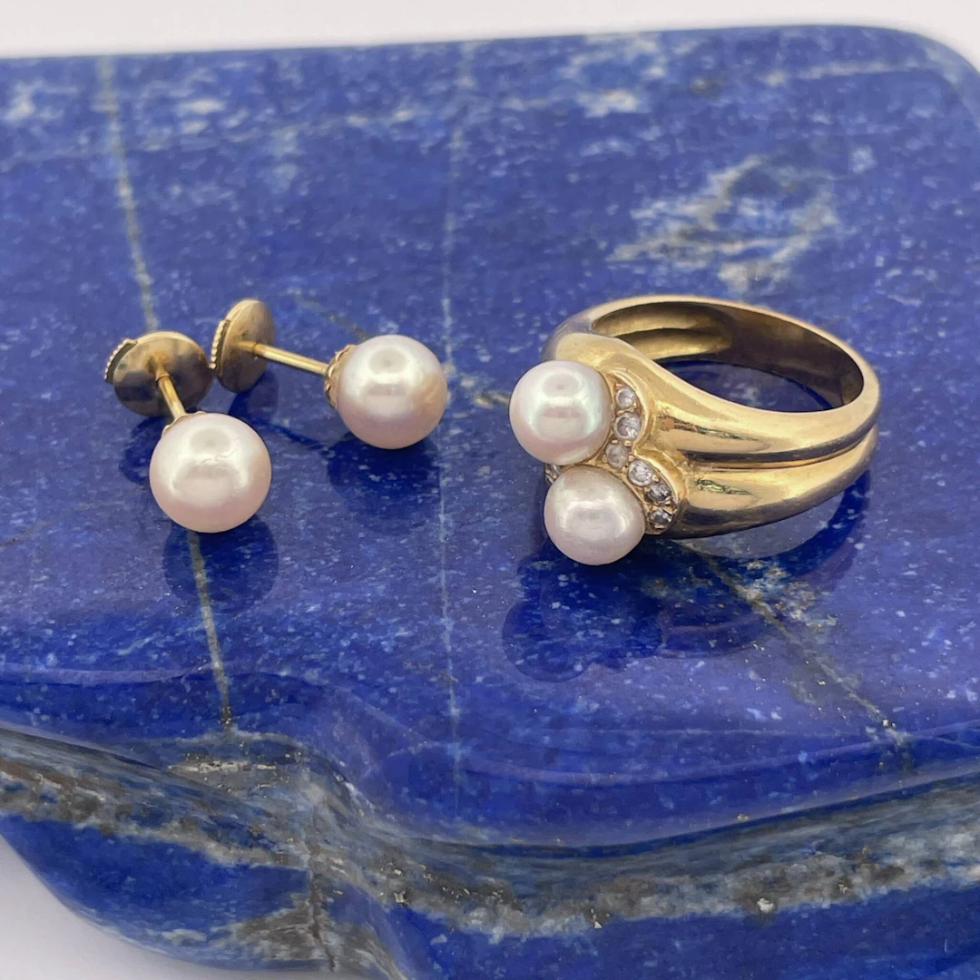 Set in yellow gold (750) consisting of: - a RING adorned wit - Lot 277