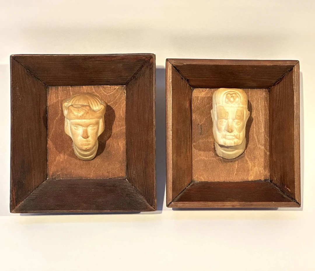 Two medieval men's heads in patinated bisque, in a wooden fr - Lot 271