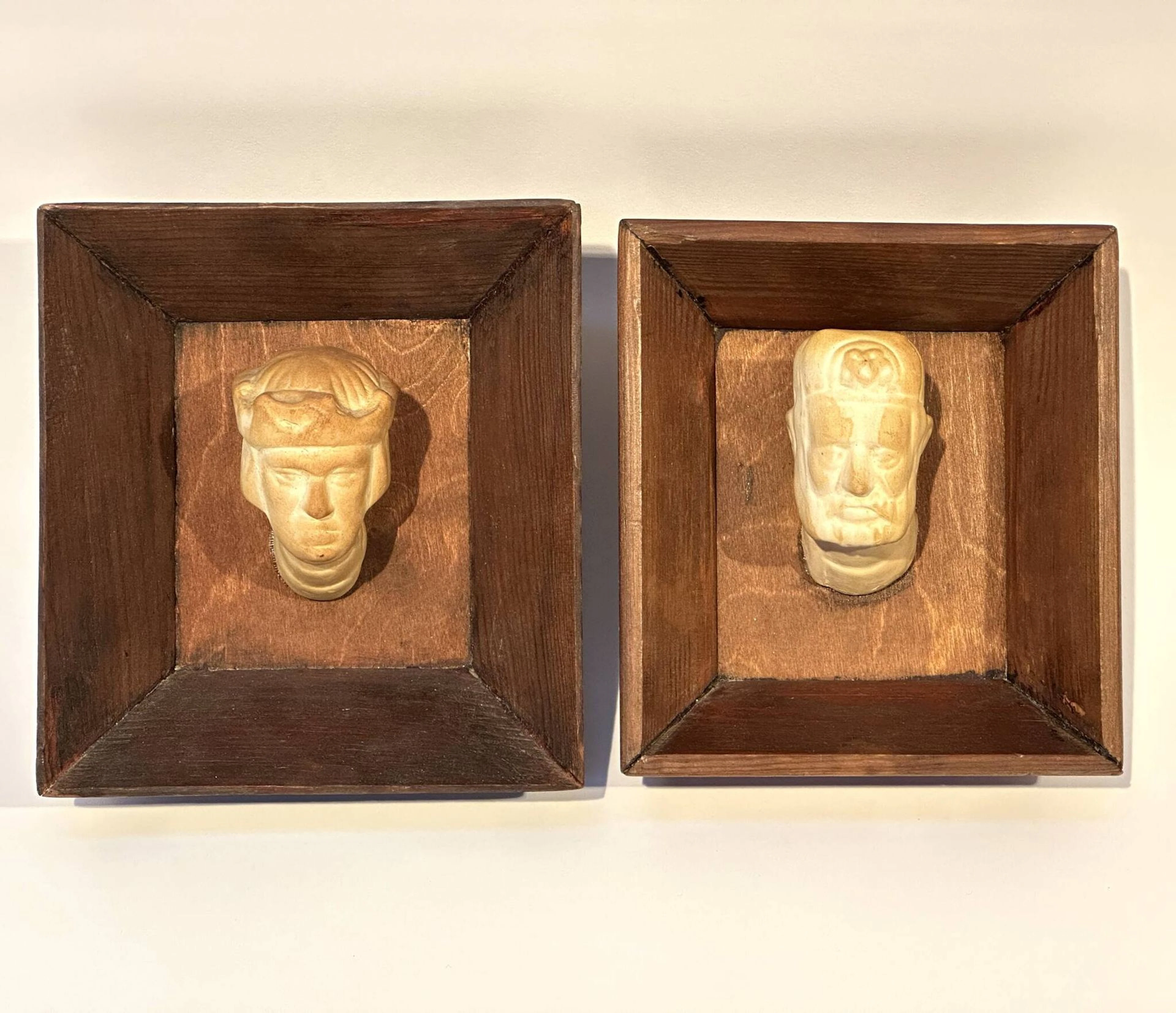 Two medieval men's heads in patinated bisque, in a wooden fr - Lot 271
