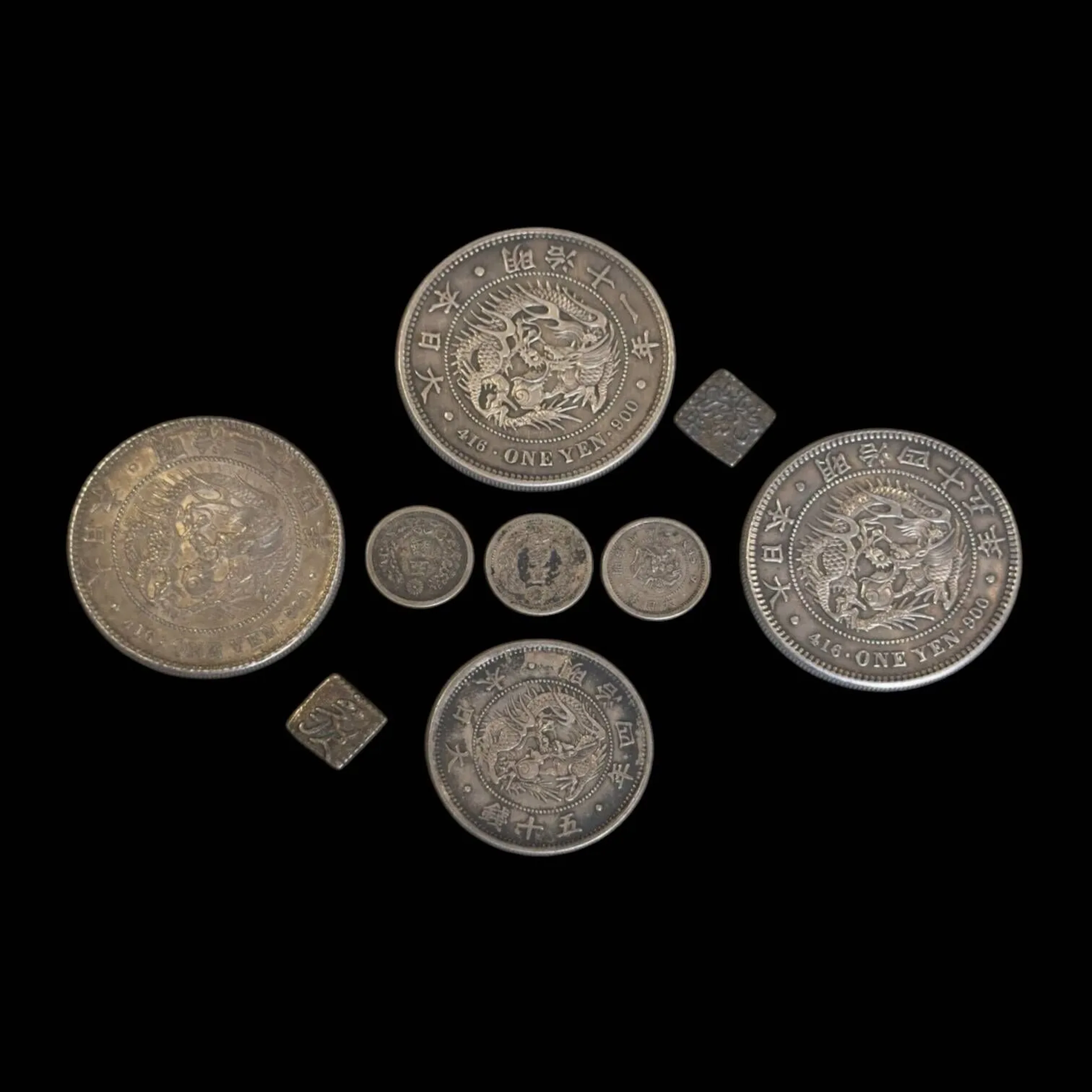 JAPON Lot de 8 monnaies d'argent : 3 x Yen : an 11 (1878, assez rare), an 24 contremarque "Gin" et an 45 1 x 50 Sen an 4 3 x 5 Sen an 8 (2ex), an 10 2 x SHU en argent KM C #17 TTB