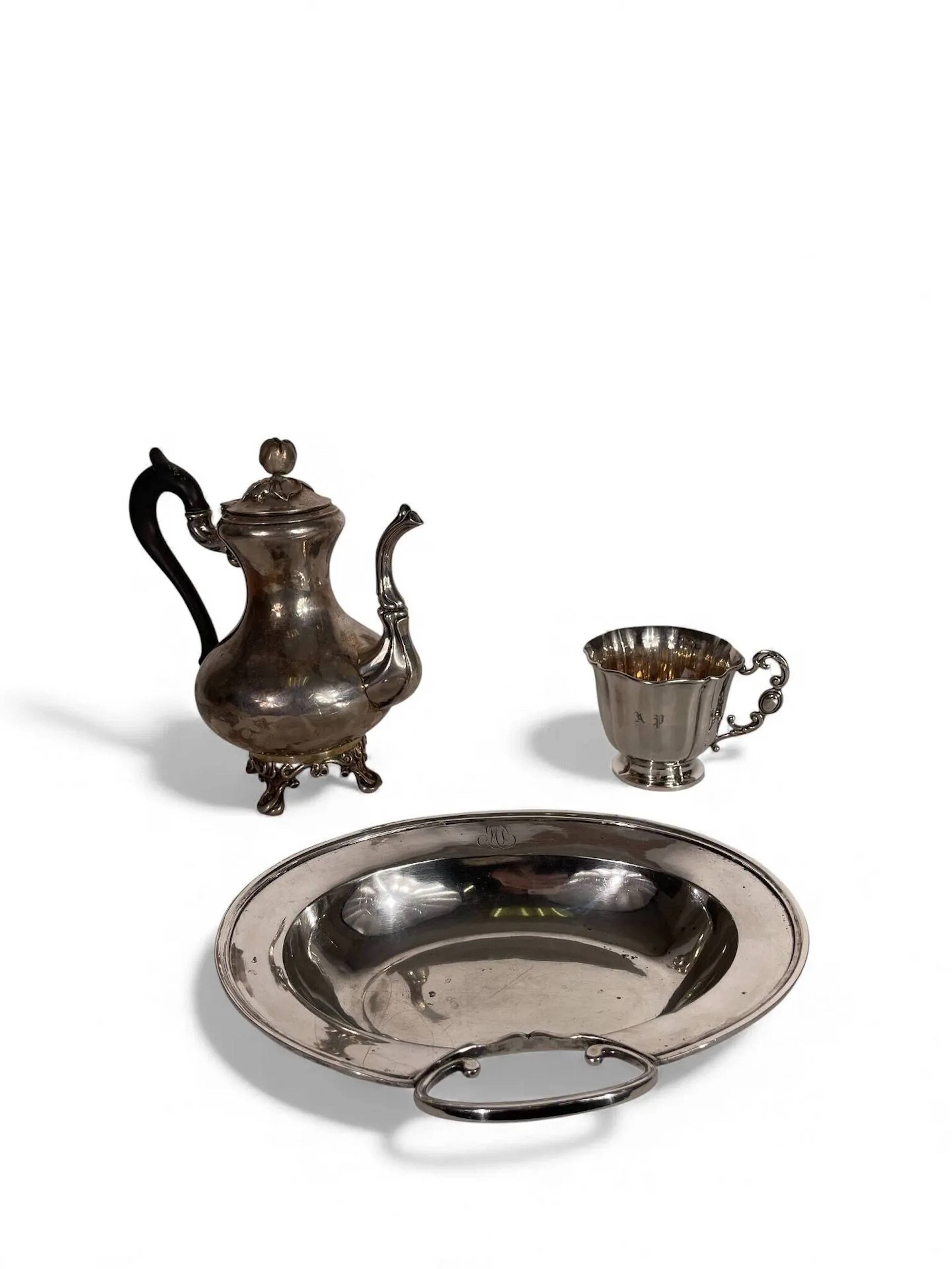 Lot de couverts dépareillés en argent (950), une tasse, un plat à barbe et une théière quadripode. Poids brut: 2.812,6 gr On y joint 3 couverts dépareillés en argent (800) Poids: 185,6 gr