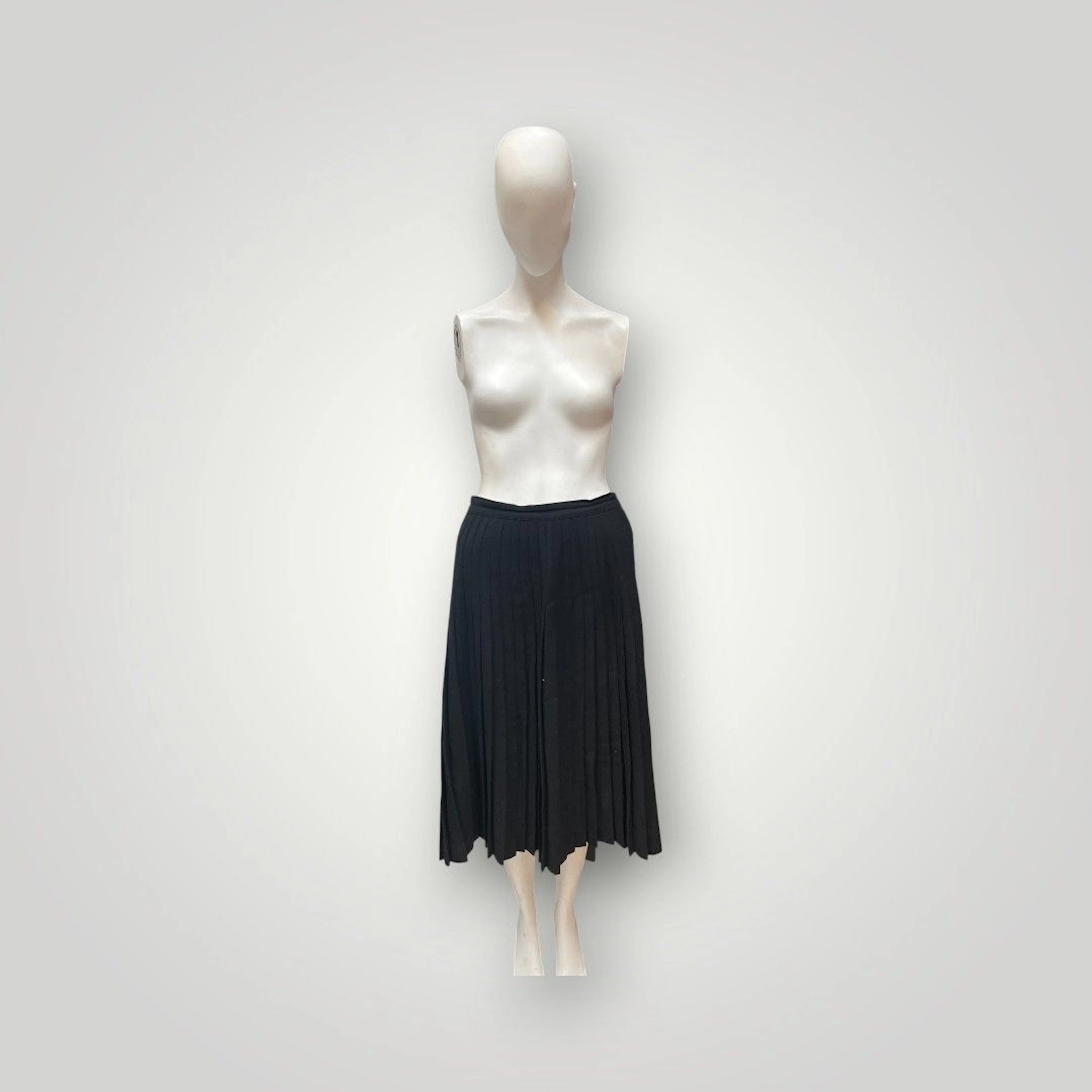 CERRUTI 1881 Mid-length pleated skirt in black virgin wool. - Lot 209