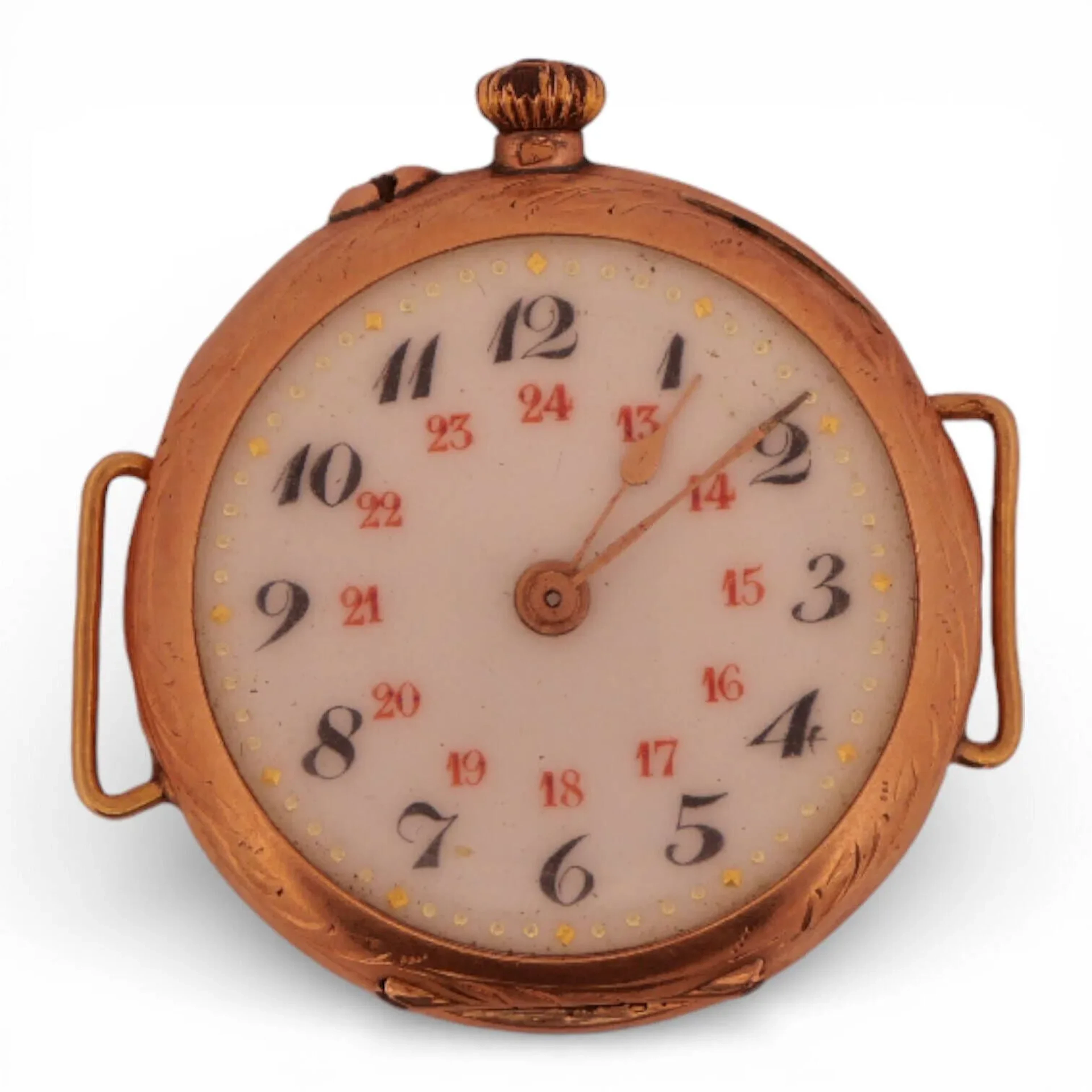 Petite montre de gousset de dame en or rose et jaune (750) montée en montre bracelet, le boîtier à décor ciselé de motifs floraux, le contre boîtier chiffré. Cadran émaillé blanc à chiffres arabes noirs pour les heures et rouges pour les minutes, aiguilles dorées. Intérieurs du couvercle et cache-poussière numérotés. Mouvement mécanique à remontage manuel Seconde moitié du XIXème siècle Titre: Tête de cheval, Maître orfèvre: SG différent Clef (Société Générale des boites d’or à Besançon) Poids brut: 13,5 gr Petits chocs et usures