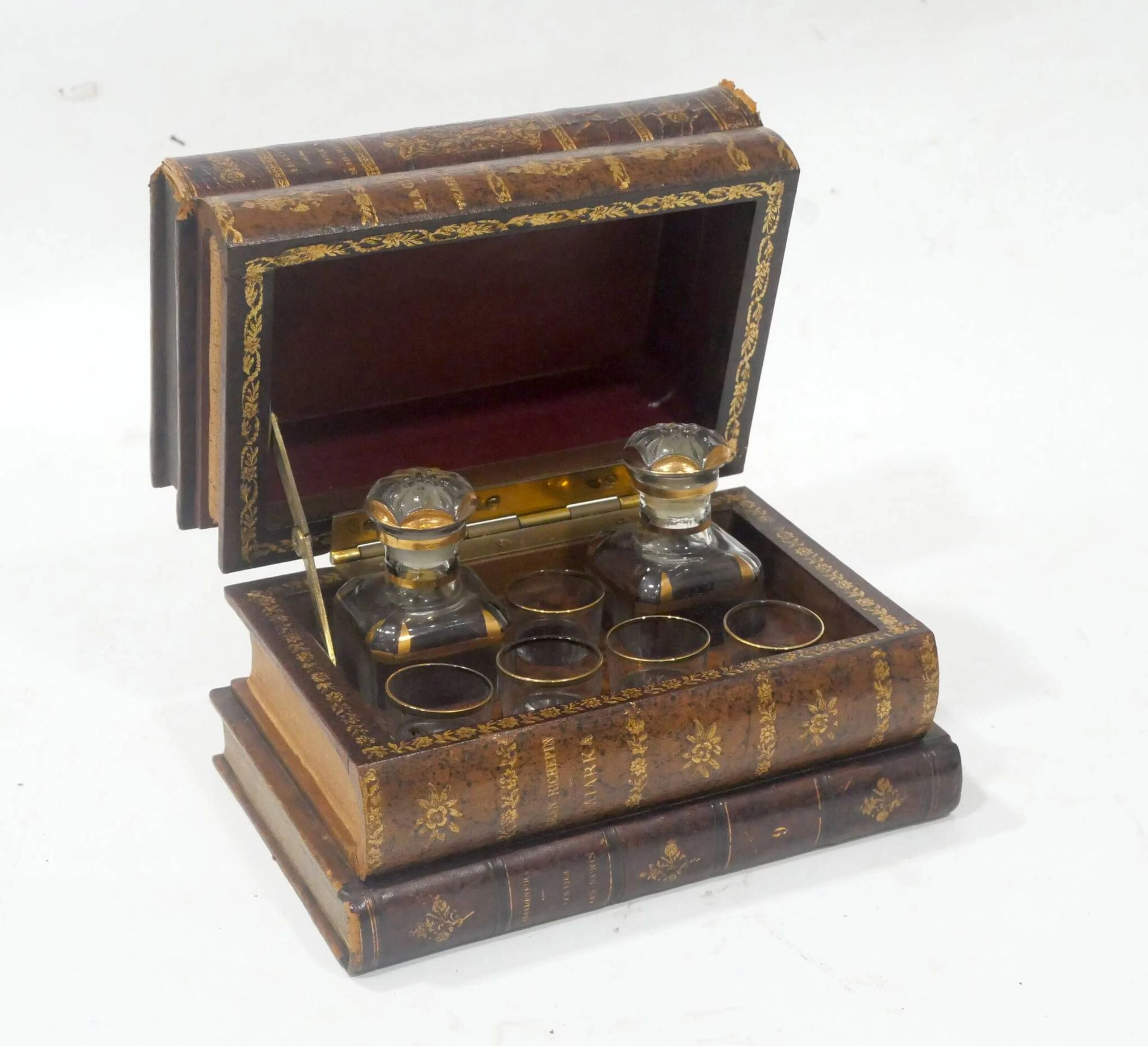 A liqueur cabinet featuring a trompe-l'œil design that resem - Lot 315
