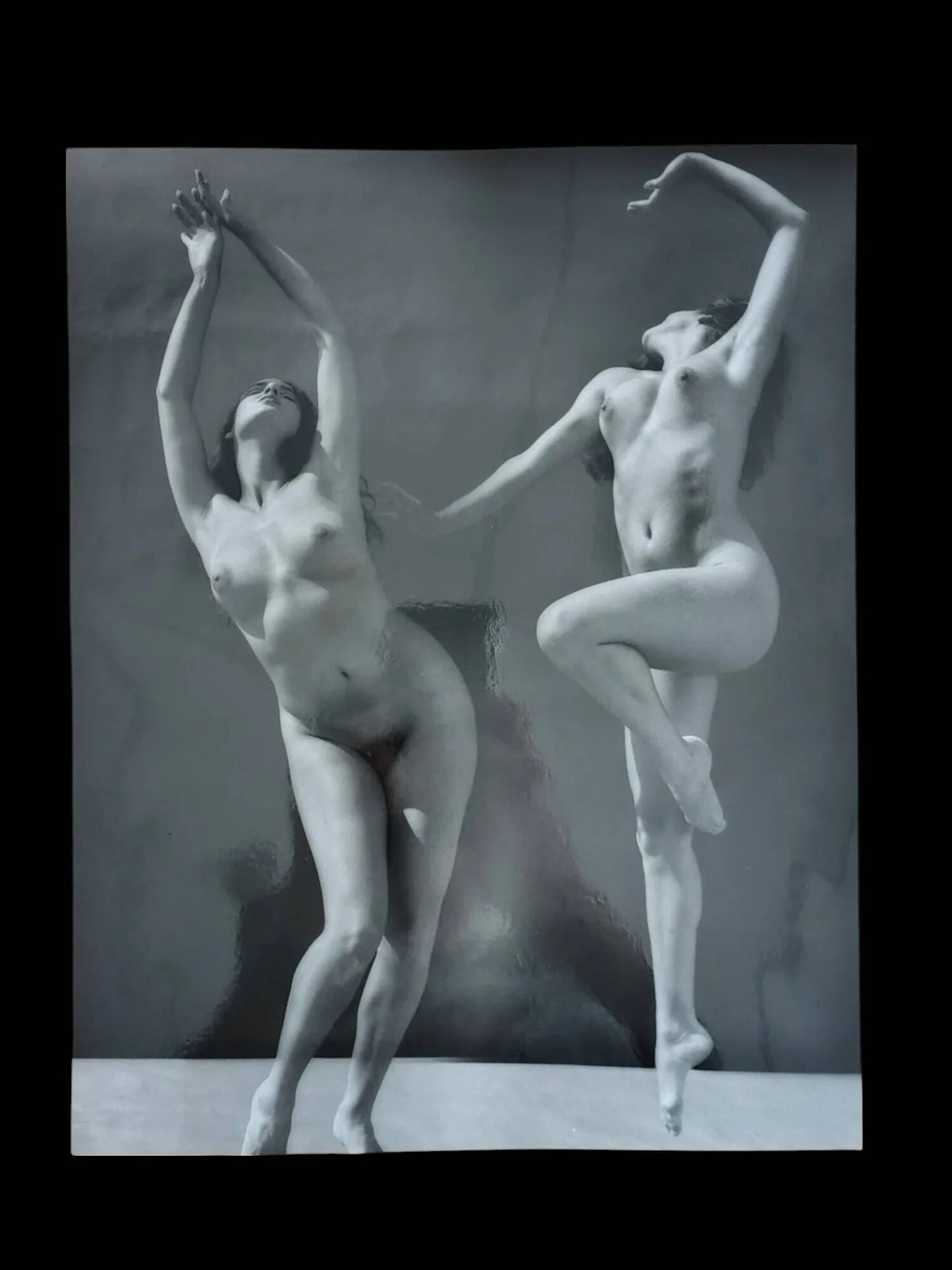 André DE DIENES (1913-1985). Two standing nude women (erotic - Lot 68