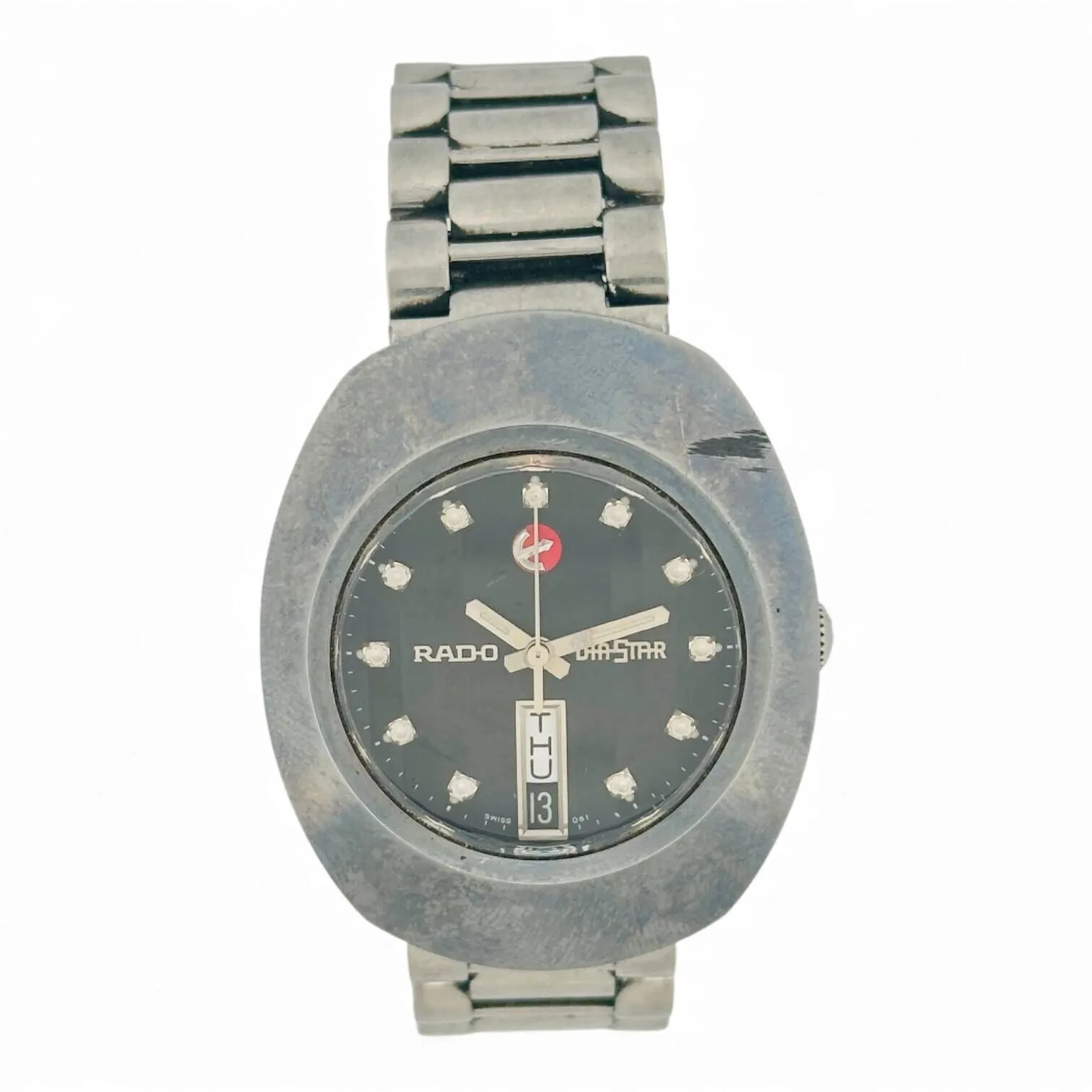 RADO DIASTAR Montre bracelet en acier, cadran gris anthracite, index en applique argentées décoré de pierres, aiguilles argentées, date et jour à six heures. Couronne signée Rado. Fond de boitier clipé en acier signé Rado, numéroté836.0308.3. Mouvement mécanique à remontage automatique. Bracelet en acier, boucle déployante papillon signée Rado. Mouvement fonctionnel lors de l’expertise, sans garantie dans le temps, état des pièces non garanti. Rayures au boitier et au bracelet. Vers 1980 Diamètre 35 mm