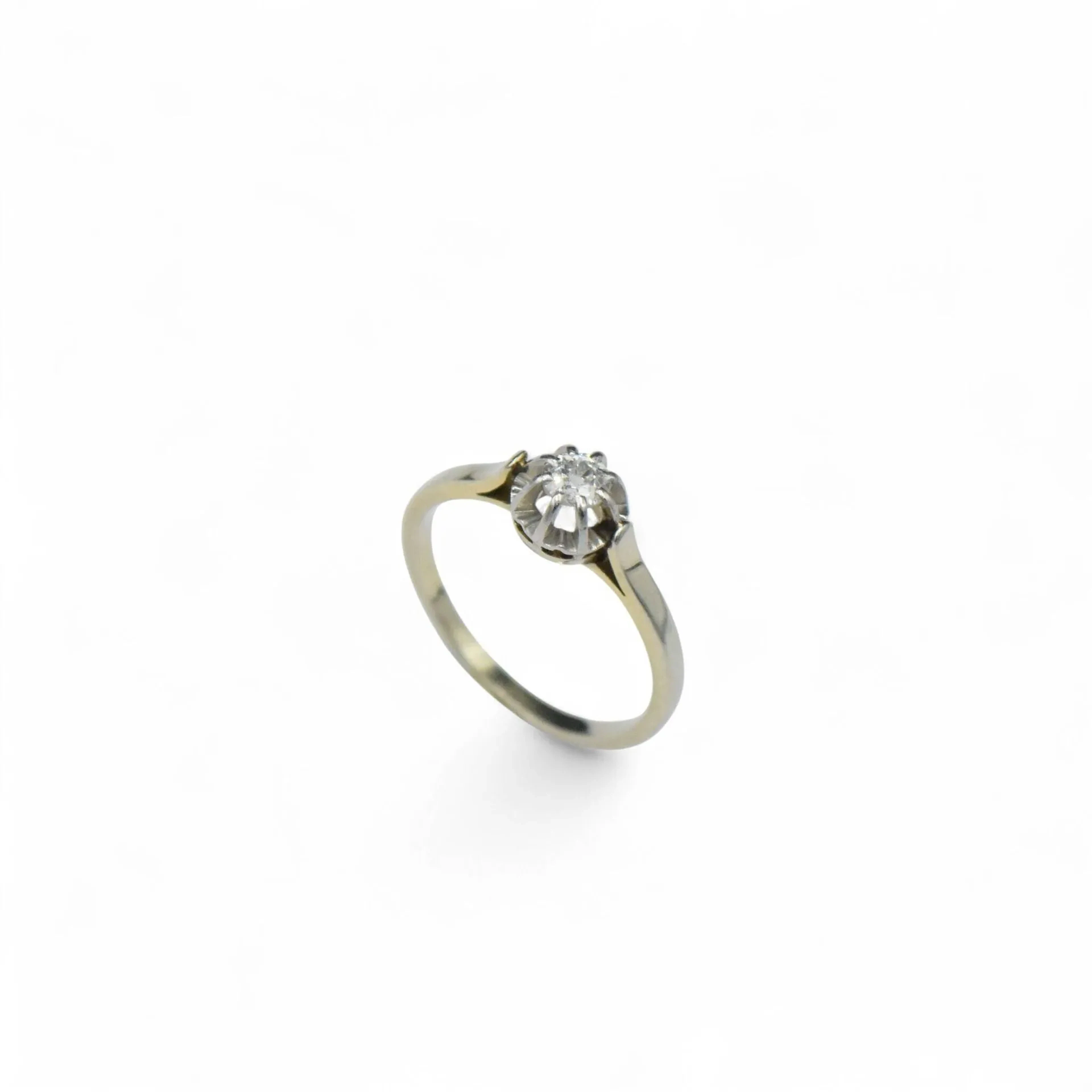 Solitaire en or gris 18K (750) et platine serti d'un diamant rond demi-taille. Tour de doigt : 57 - Poids brut : 2.8 g.