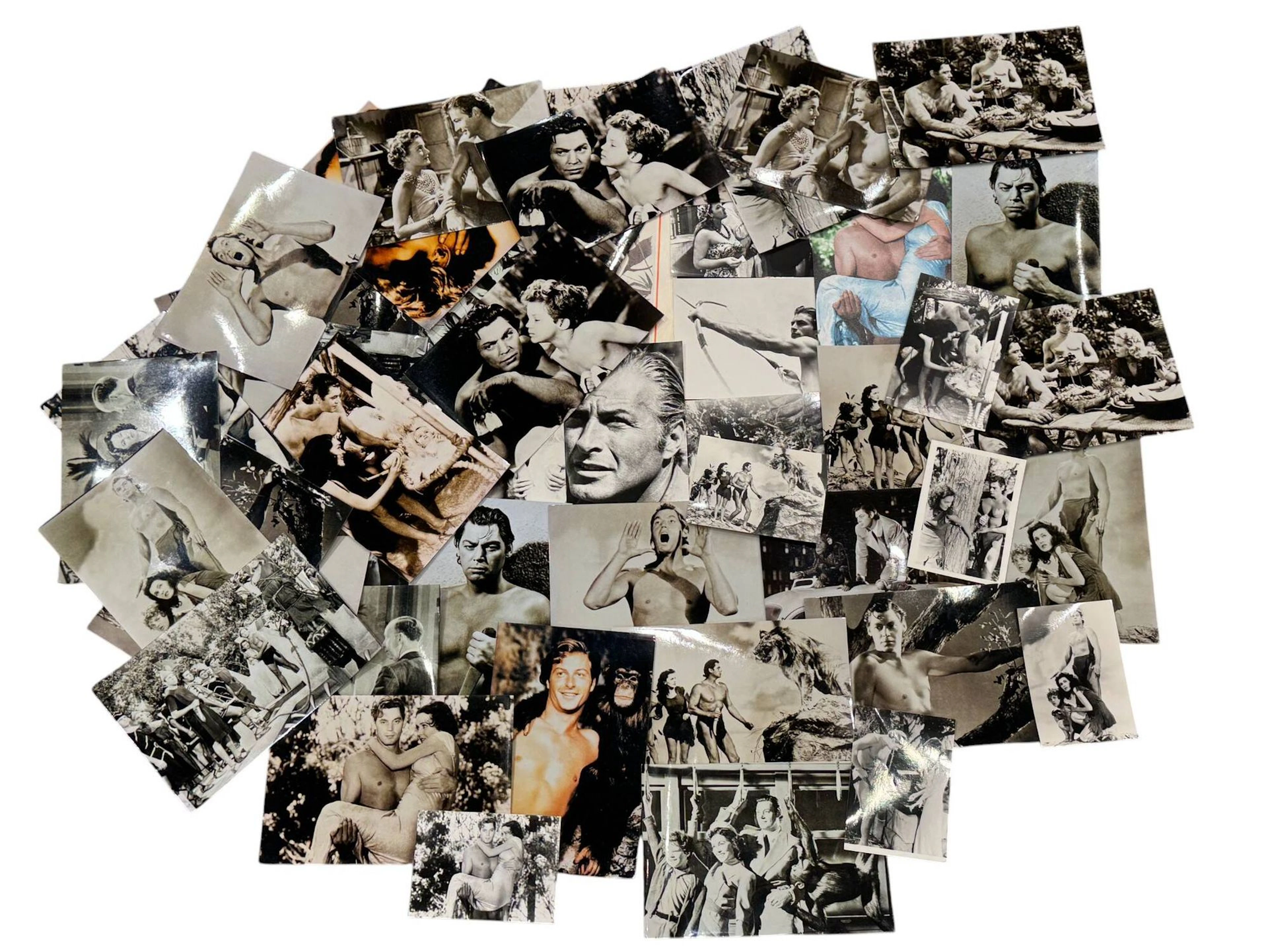 Cinéma, films, acteurs et actrices, Hollywood, Tarzan (sur le thème de). Ensemble de plus d’une quarantaine de tirages en couleur et en noir et blanc, principalement postérieurs et contretypes sur papier « Agfa » et autres. Exemples de sujets : tournages et scènes de films (comme « Tarzan l’homme singe », « Tarzan, l’homme singe » ou encore « Tarzan trouve un fils »), événements, portraits, etc. Divers états. Formats moyens environ de 17,5 x 12,5 cm à 30,5 x 20,5 cm.